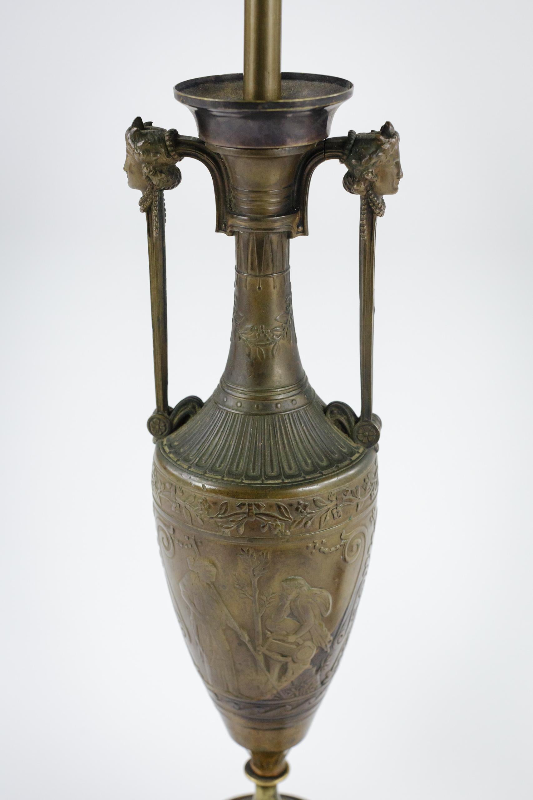 Paire de vases en bronze Neo Grec montés en lampes par Ferdinand Barbedienne en vente 8