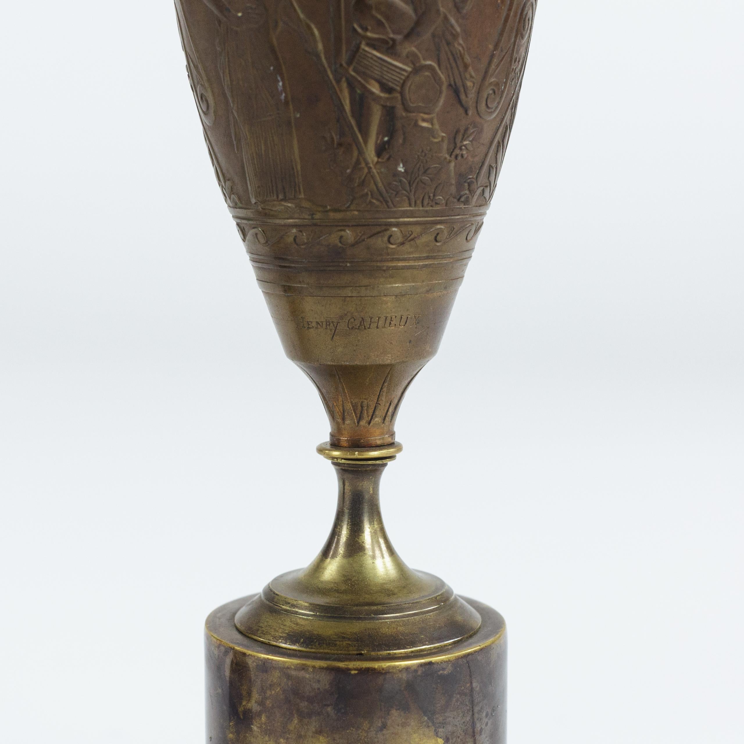 Français Paire de vases en bronze Neo Grec montés en lampes par Ferdinand Barbedienne en vente