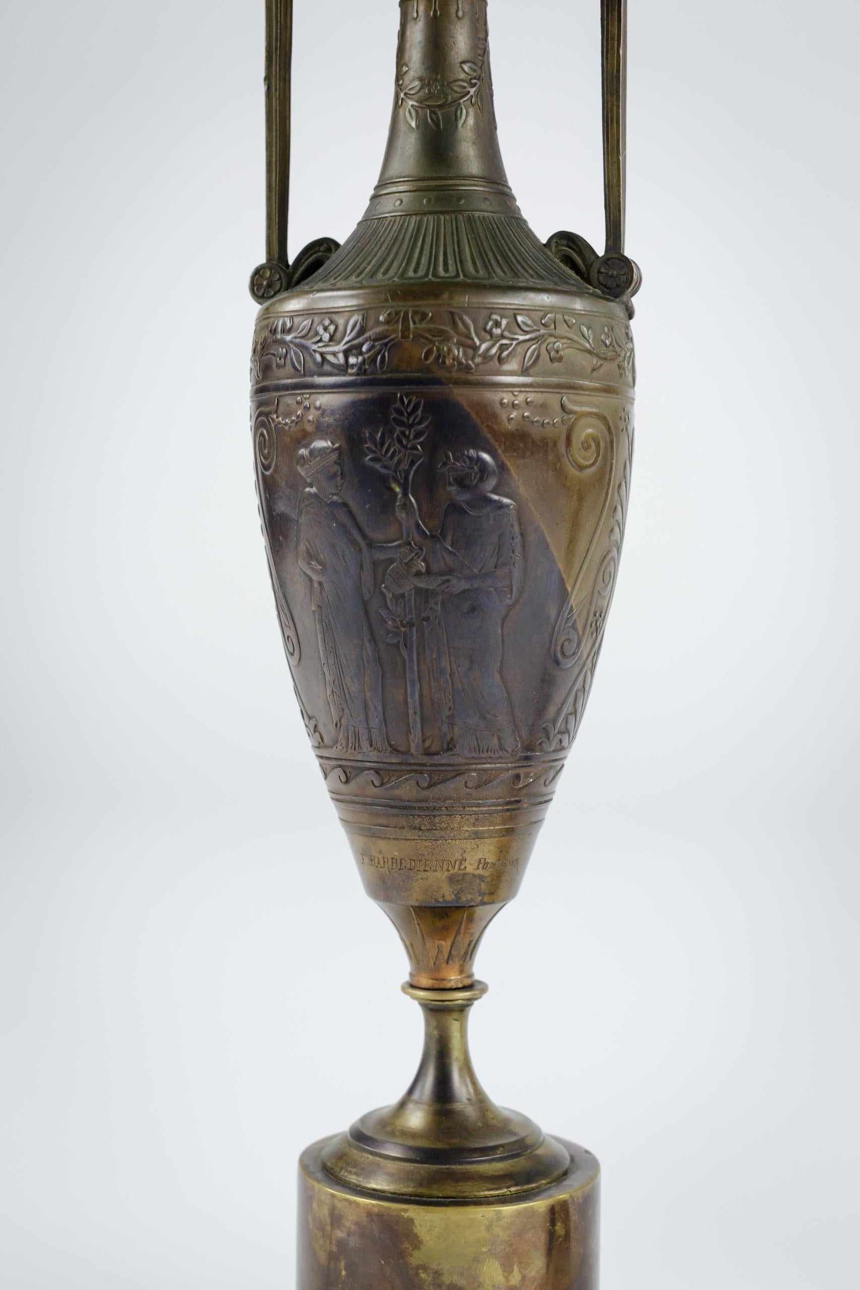 Paire de vases en bronze Neo Grec montés en lampes par Ferdinand Barbedienne en vente 1