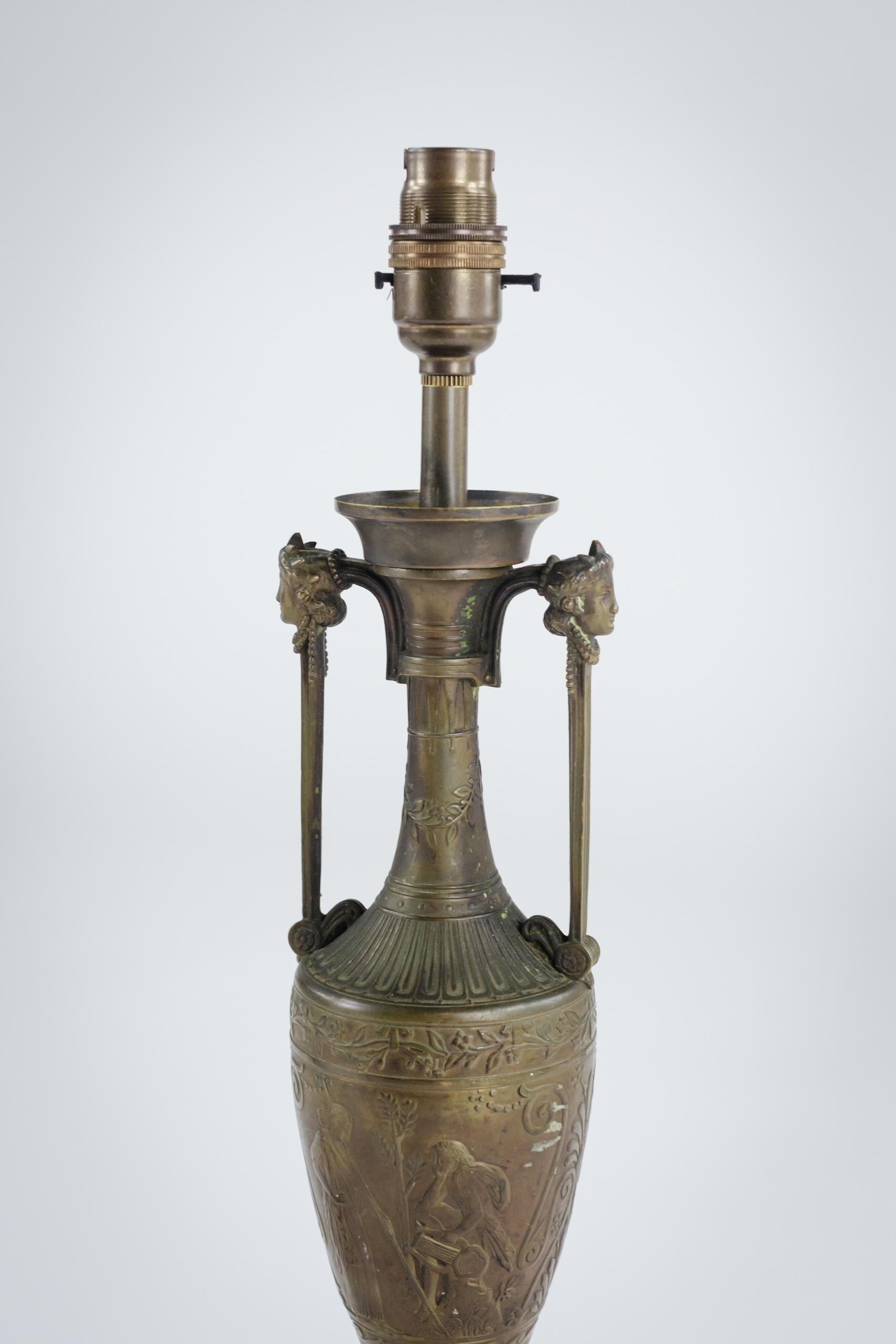 Paire de vases en bronze Neo Grec montés en lampes par Ferdinand Barbedienne en vente 2