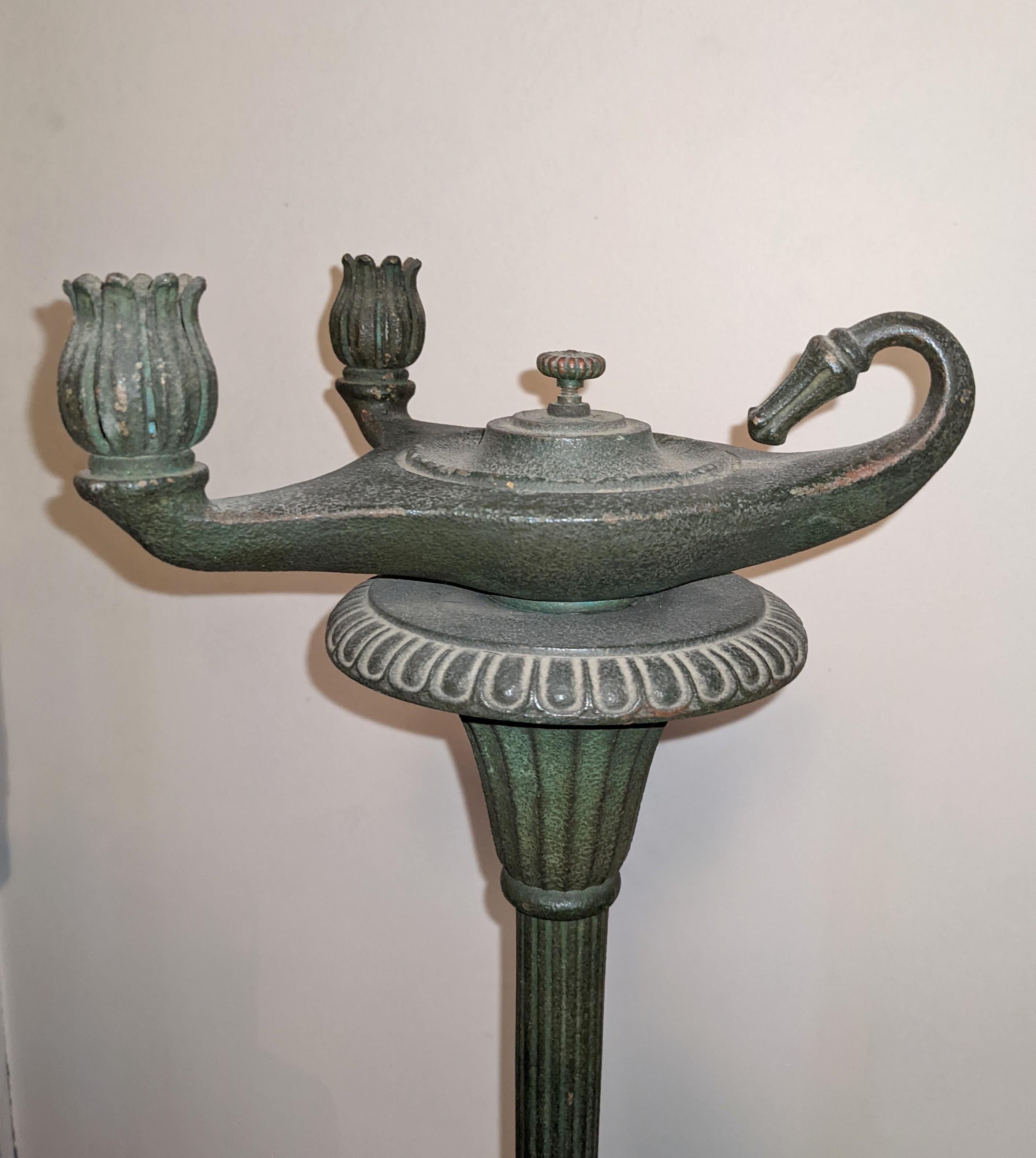 Paar neoklassizistische Bronze-Stehlampen im Tiffany-Stil im Angebot 3