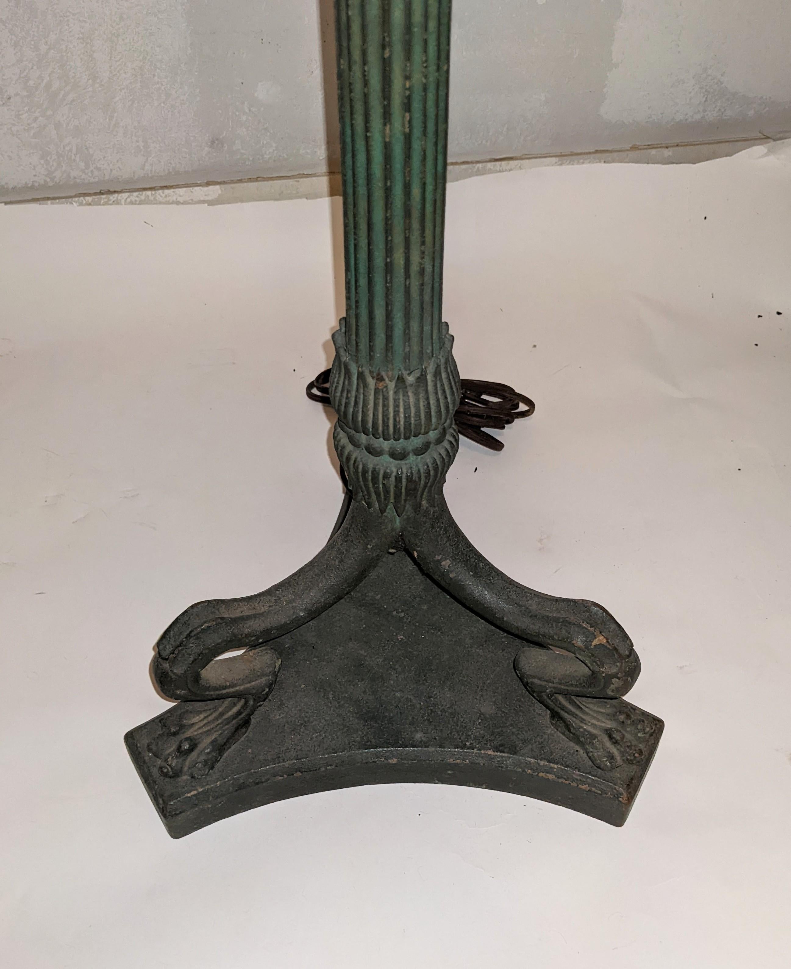 Paire de lampadaires néoclassiques en bronze, style Tiffany en vente 4