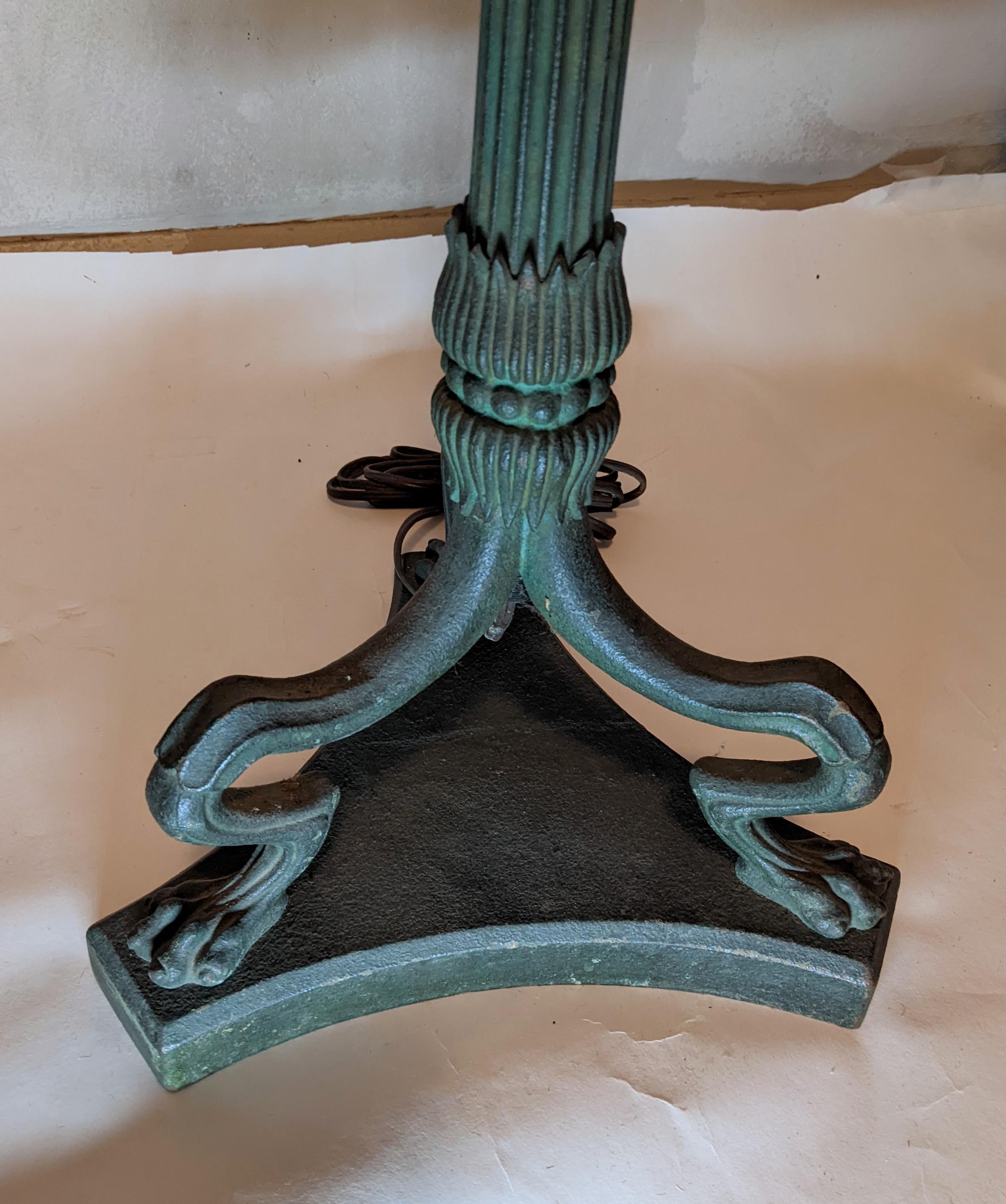 Paire de lampadaires néoclassiques en bronze, style Tiffany en vente 6