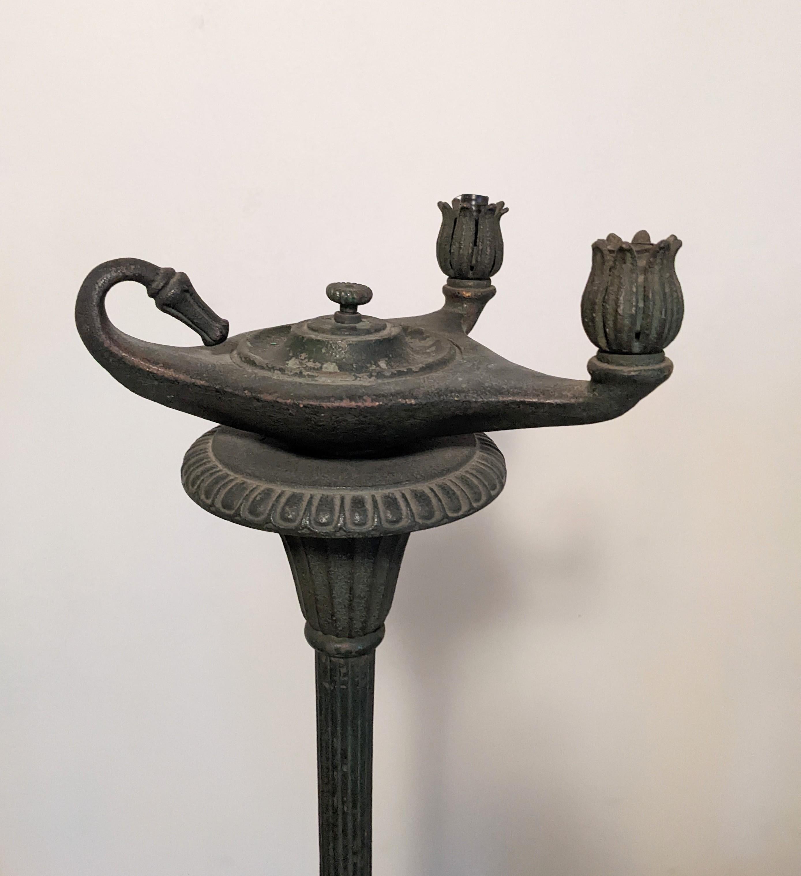 Moulage Paire de lampadaires néoclassiques en bronze, style Tiffany en vente
