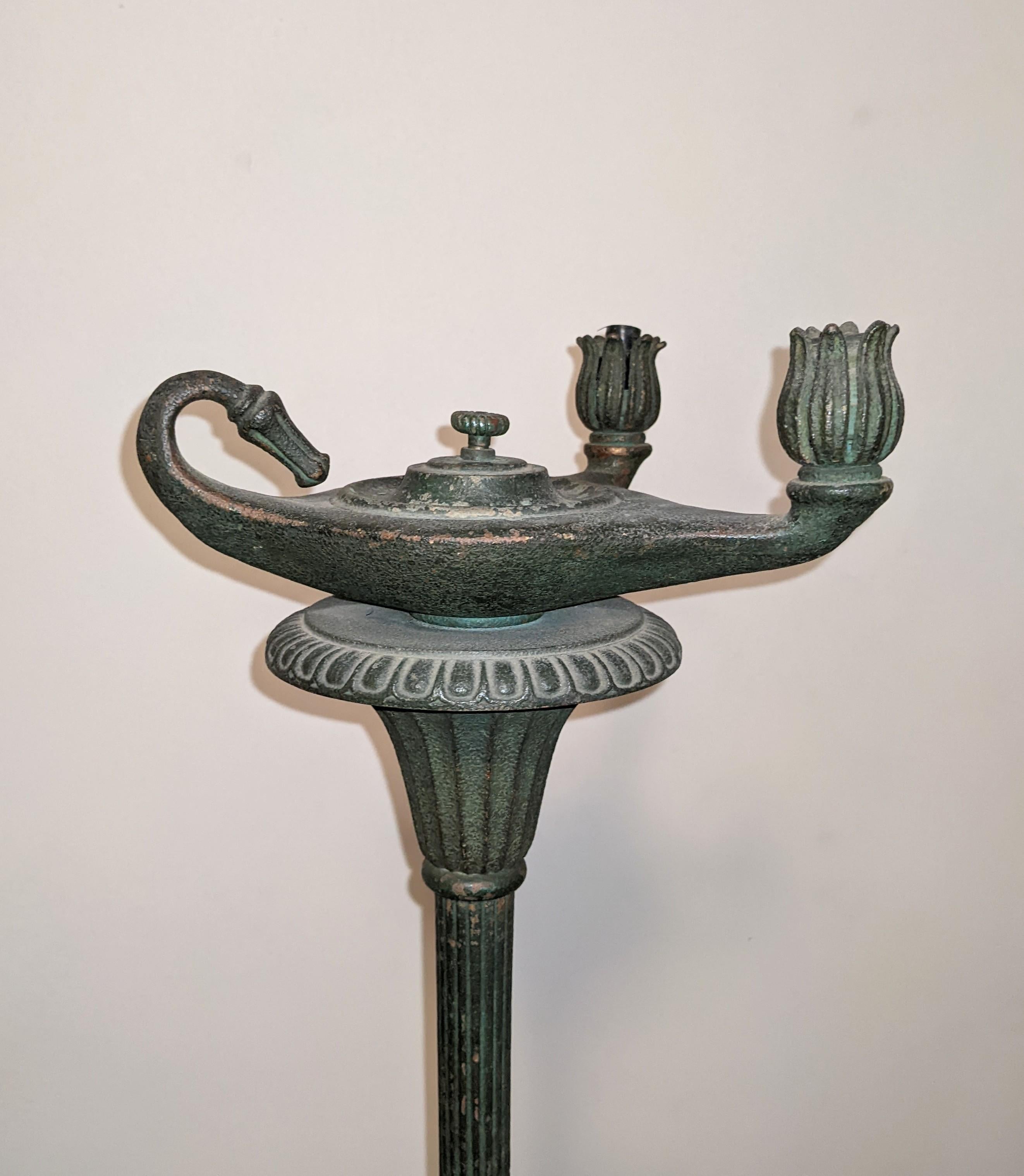 Paar neoklassizistische Bronze-Stehlampen im Tiffany-Stil im Angebot 2