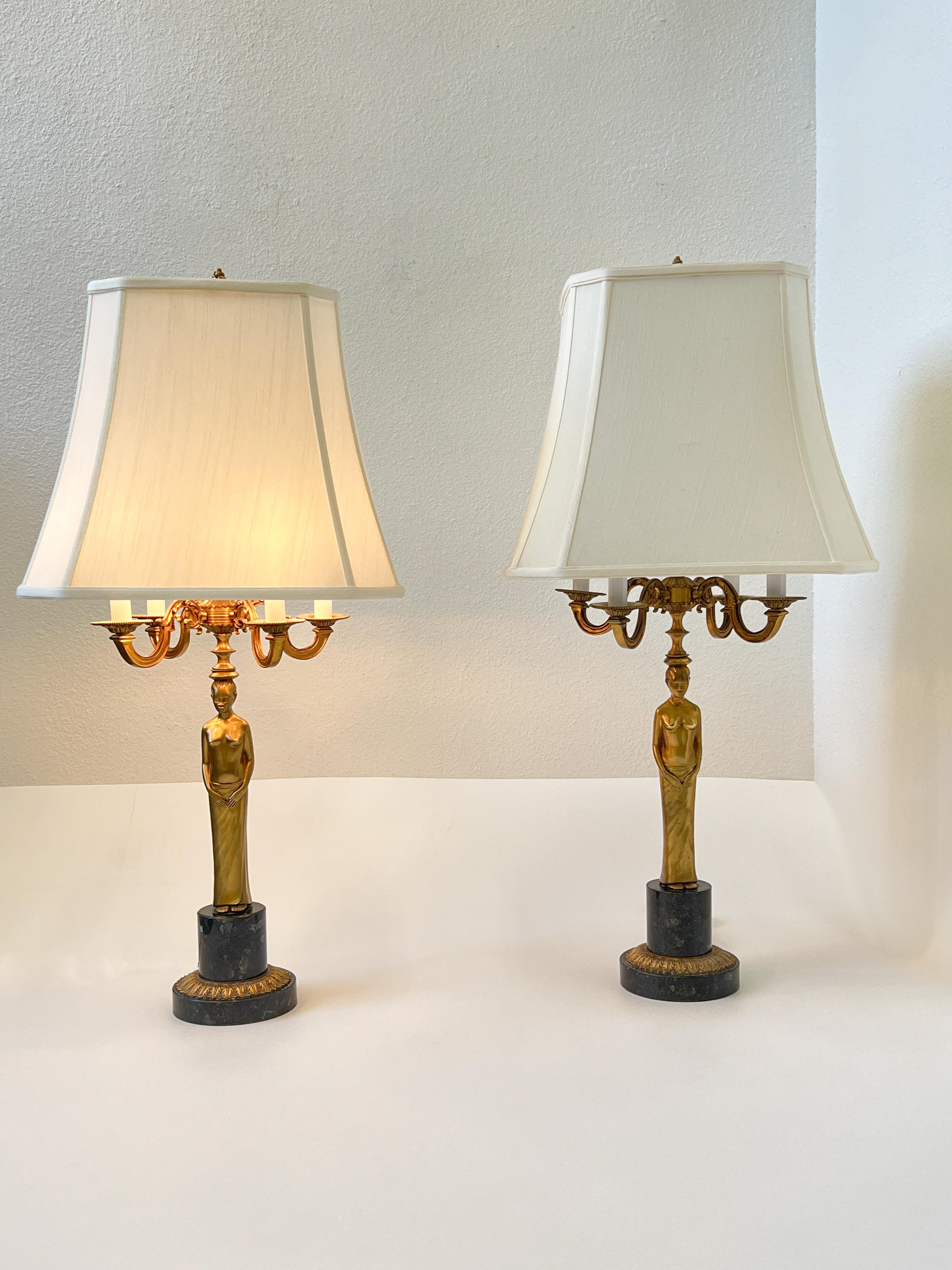 Paire de lampes candélabres néoclassiques en bronze pour femmes  de la fin du 19e siècle. 
Récemment recâblées, elles acceptent quatre candélabres 45w.  Ampoules maximales. 
Nouvelles teintes. 