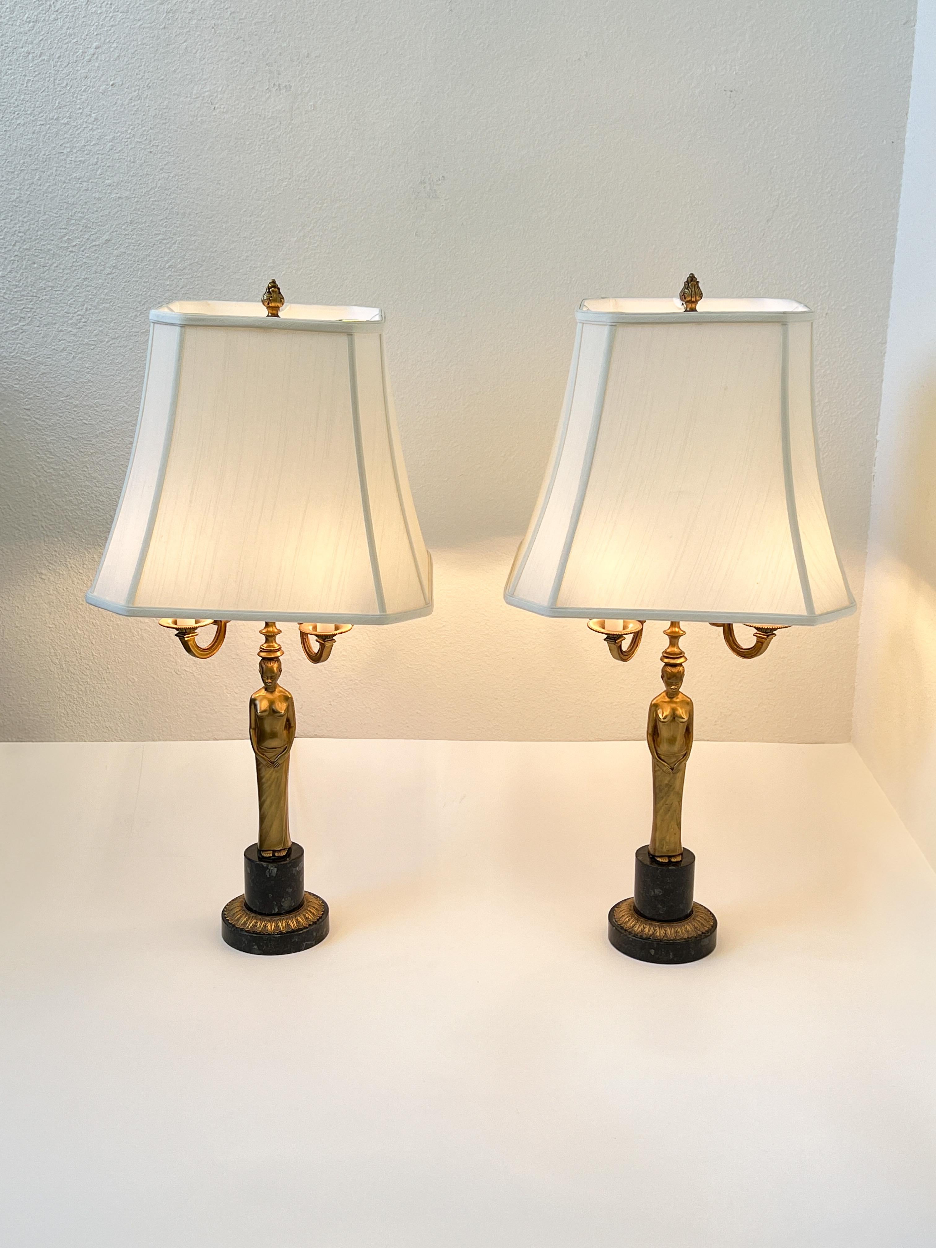Néo-classique Paire de lampes de table candélabres en bronze de style néoclassique pour femmes en vente