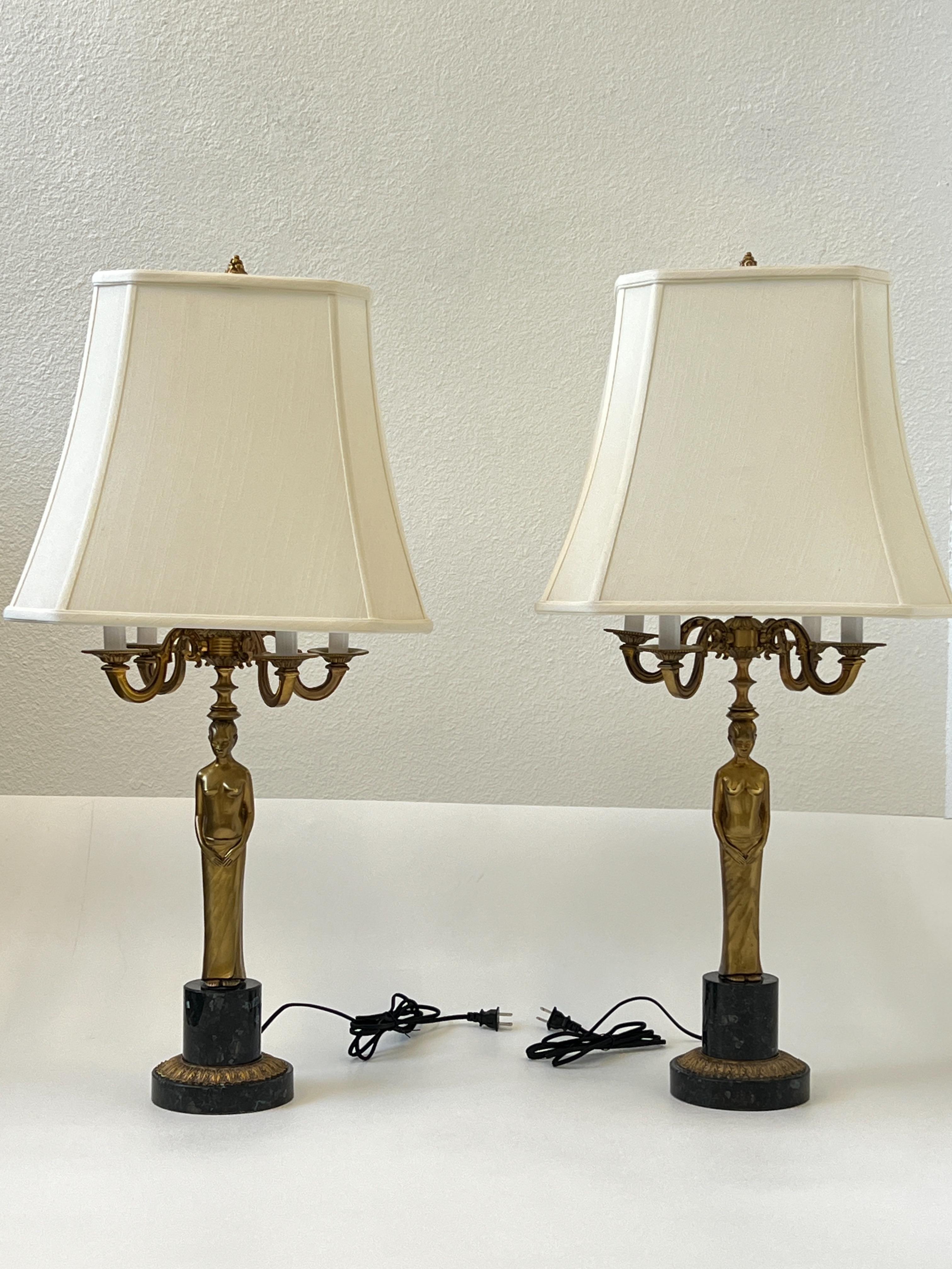 Français Paire de lampes de table candélabres en bronze de style néoclassique pour femmes en vente