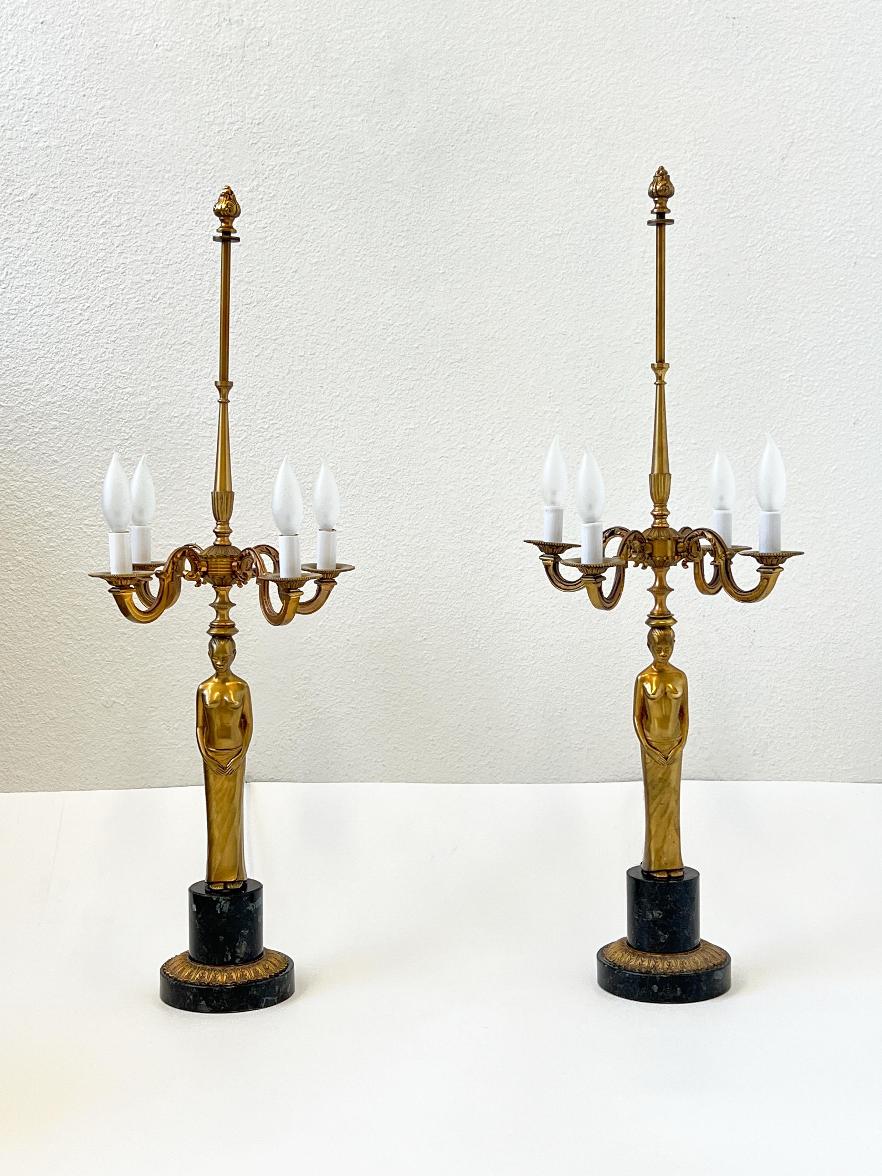 Fait main Paire de lampes de table candélabres en bronze de style néoclassique pour femmes en vente