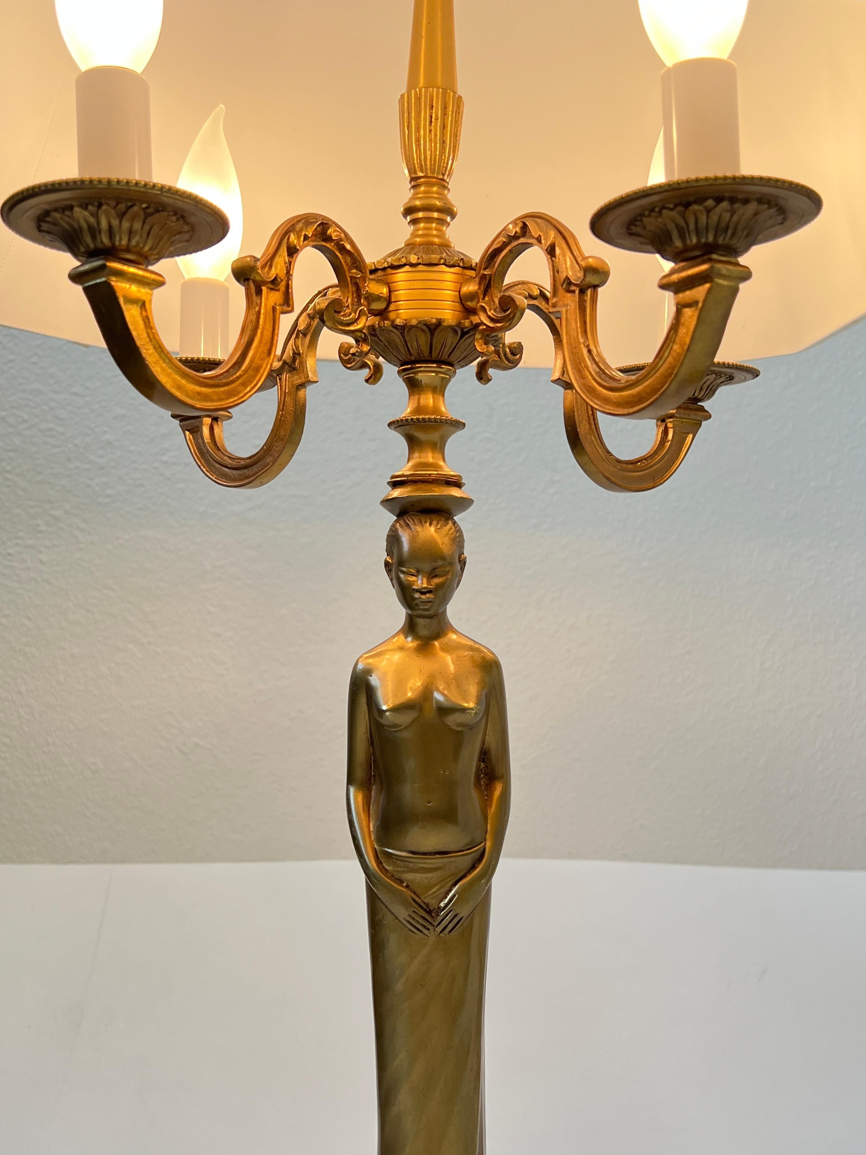 Paire de lampes de table candélabres en bronze de style néoclassique pour femmes Bon état - En vente à Palm Springs, CA