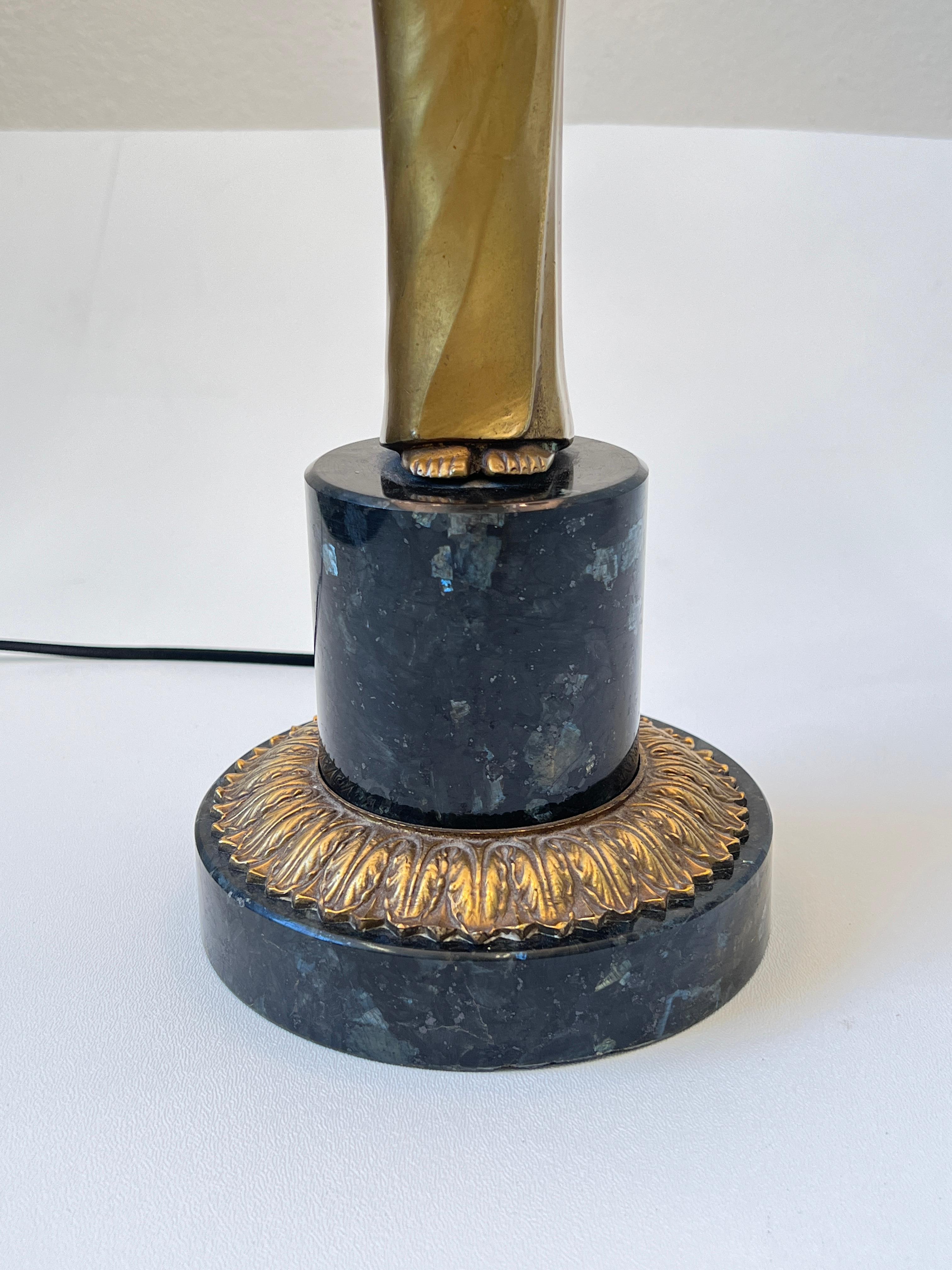 Fin du XIXe siècle Paire de lampes de table candélabres en bronze de style néoclassique pour femmes en vente