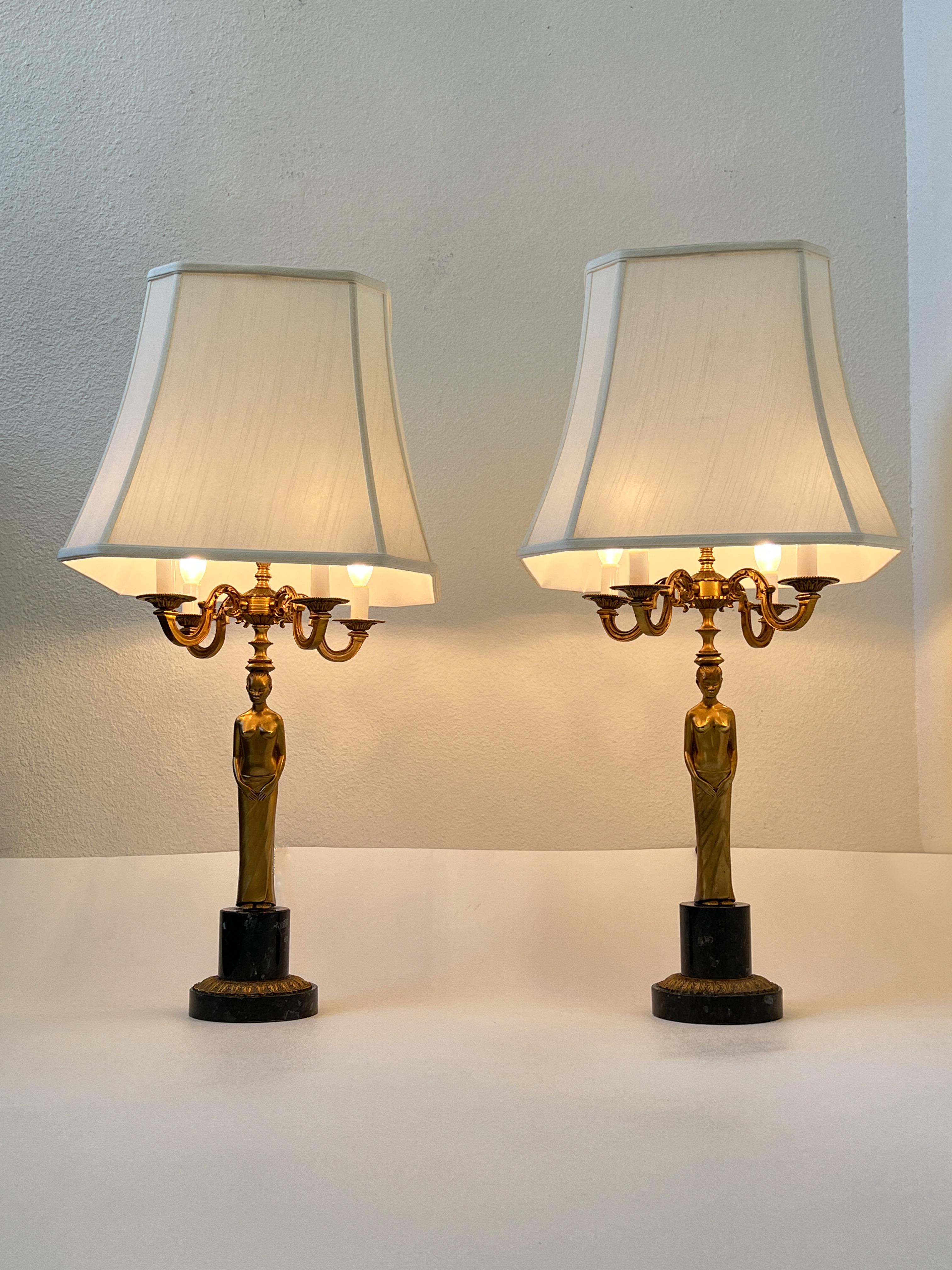 Bronze Paire de lampes de table candélabres en bronze de style néoclassique pour femmes en vente