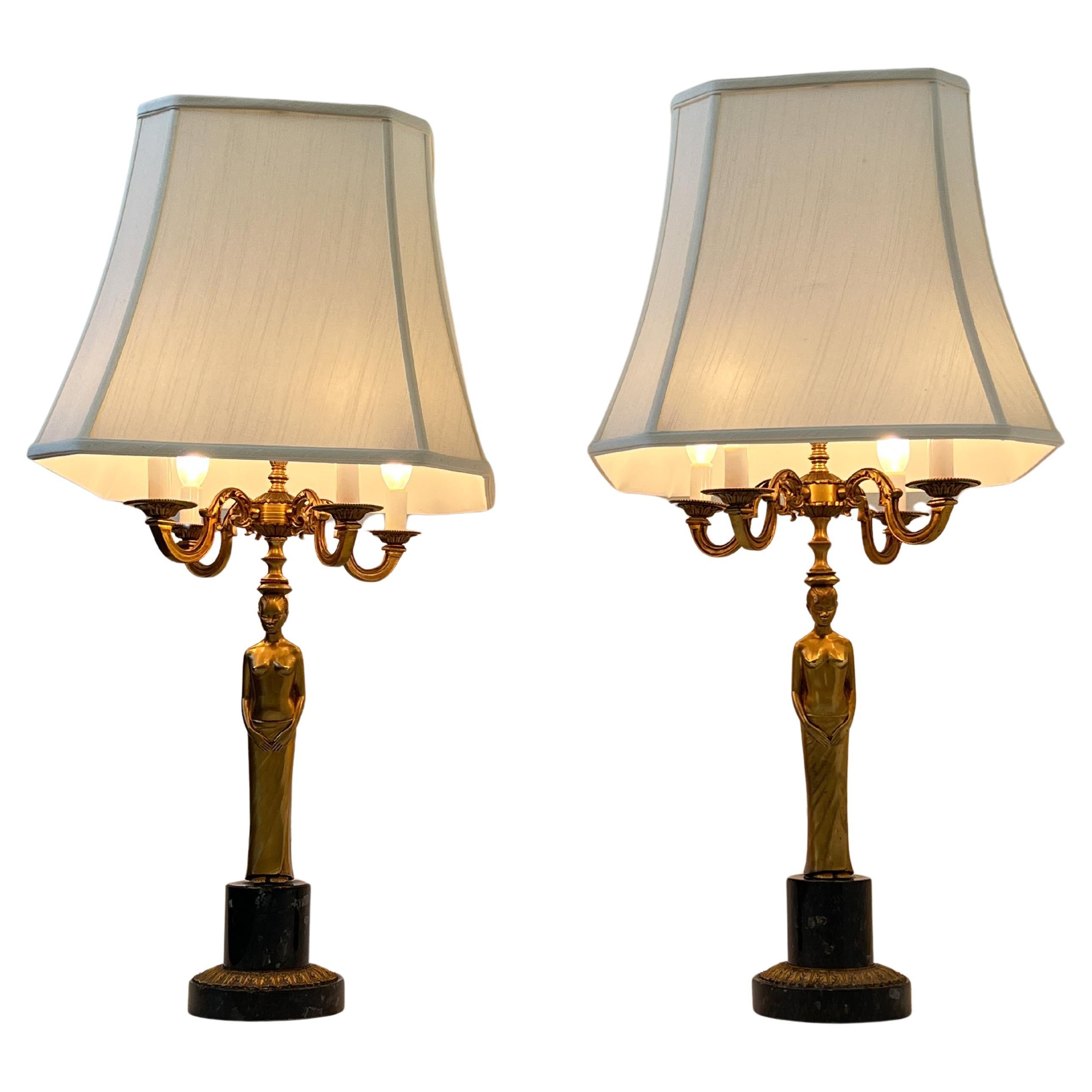 Paire de lampes de table candélabres en bronze de style néoclassique pour femmes en vente