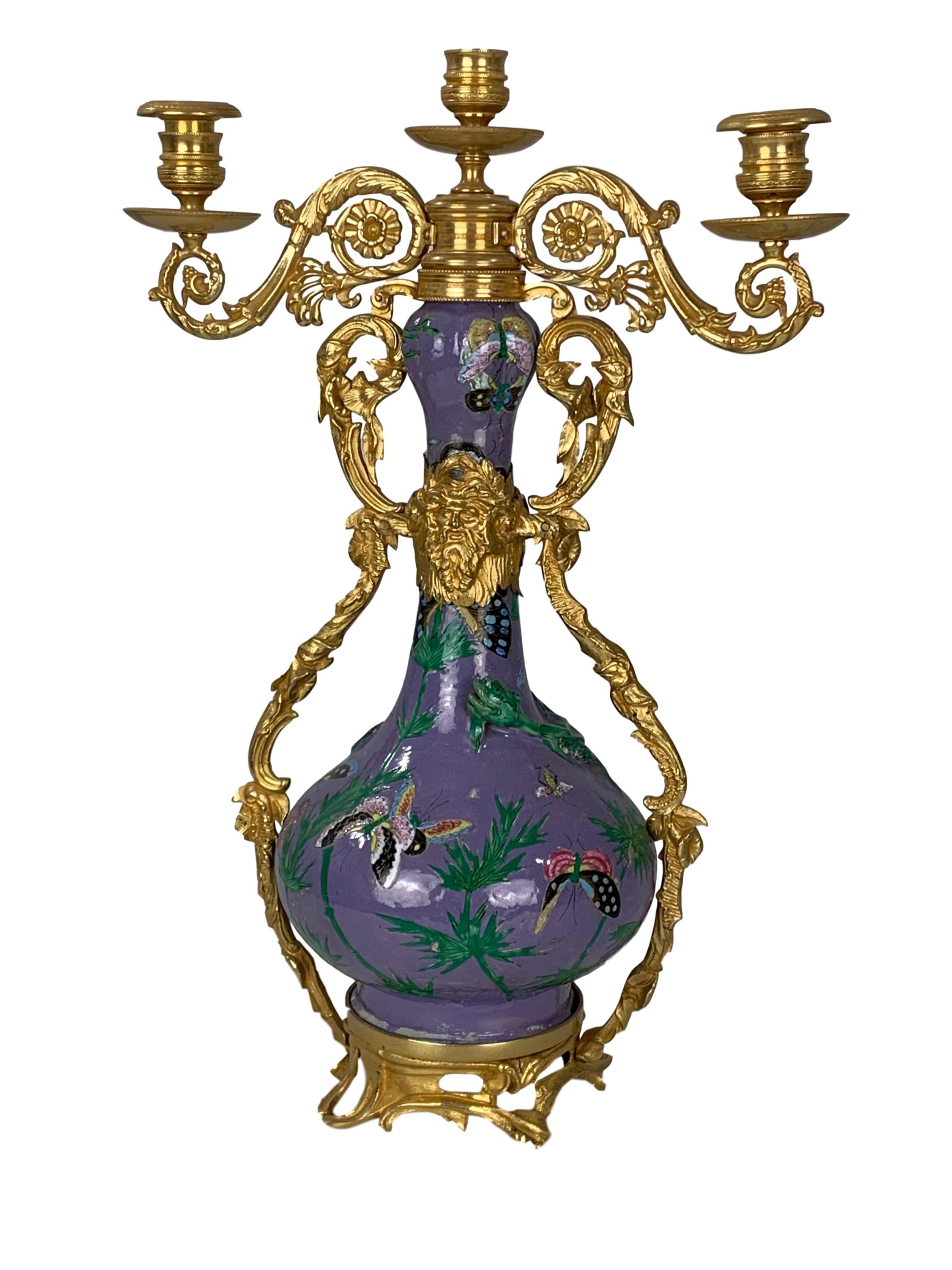 Paar Vasen aus chinesischem Export-Porzellan, Qing-Dynastie, frühes 20. Jahrhundert, mit Bronze und Ormolu-Montierung. Die Vasen sind mit Schmetterlingen und Eidechsen in Famille-Rose-Emaille auf leuchtend violettem Grund bemalt. Die vergoldeten