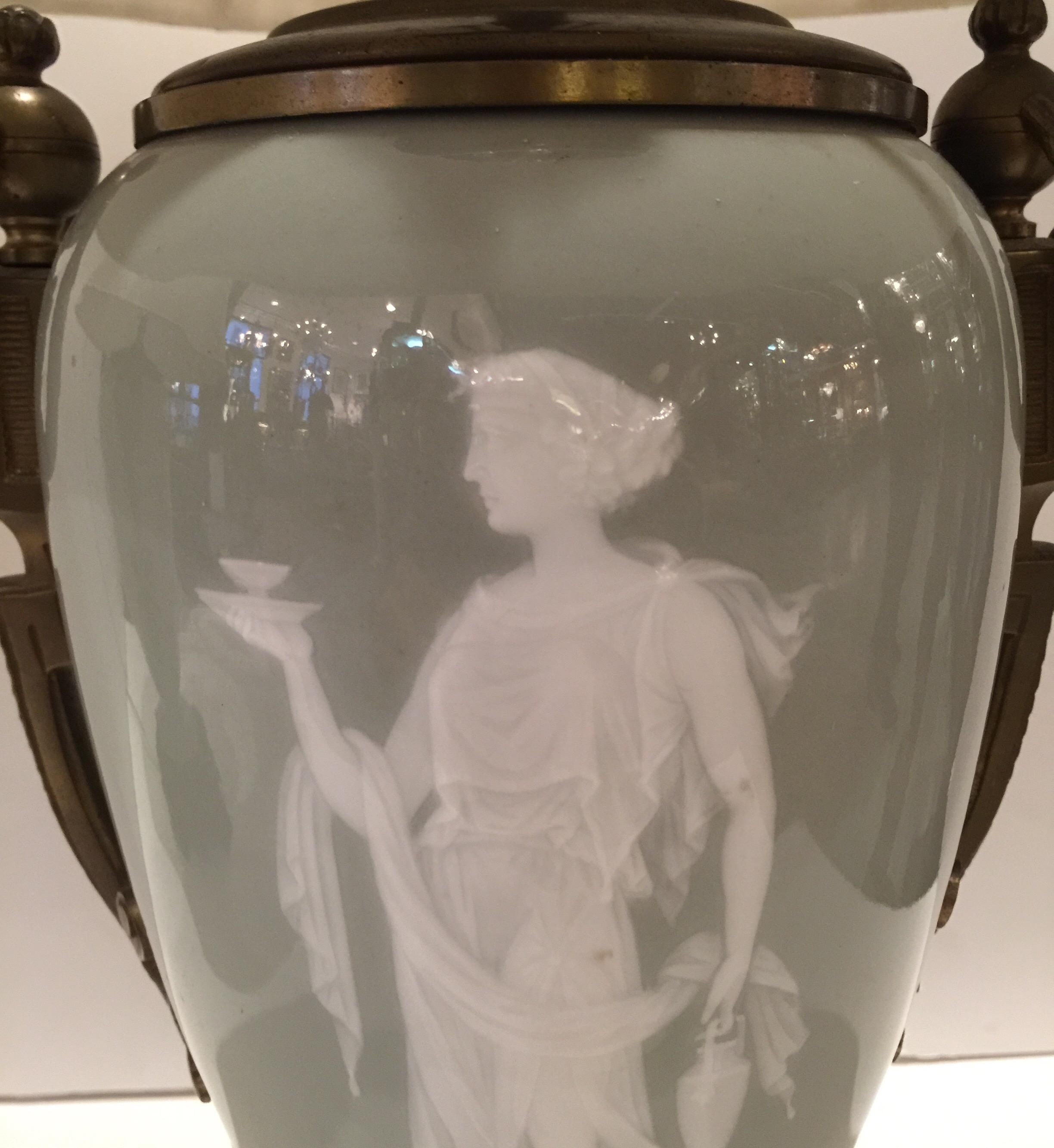 20ième siècle Paire de lampes pâte sur pâte en bronze avec une déesse grecque devant et des fleurs au dos en vente