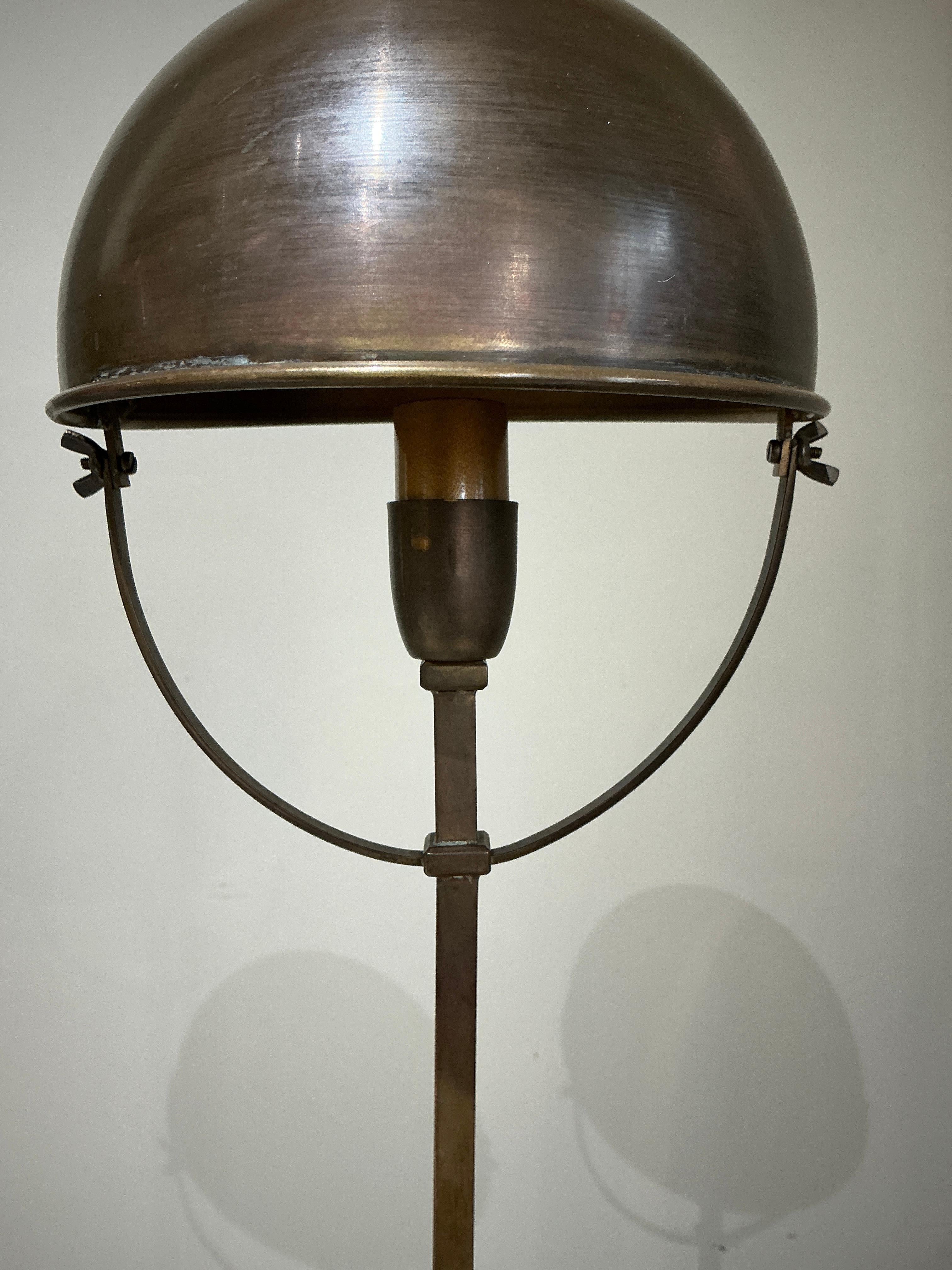 Coppia di lampade da terra in ottone con paralume integrato

Patina di bronzo - 1990 circa -Francia 

