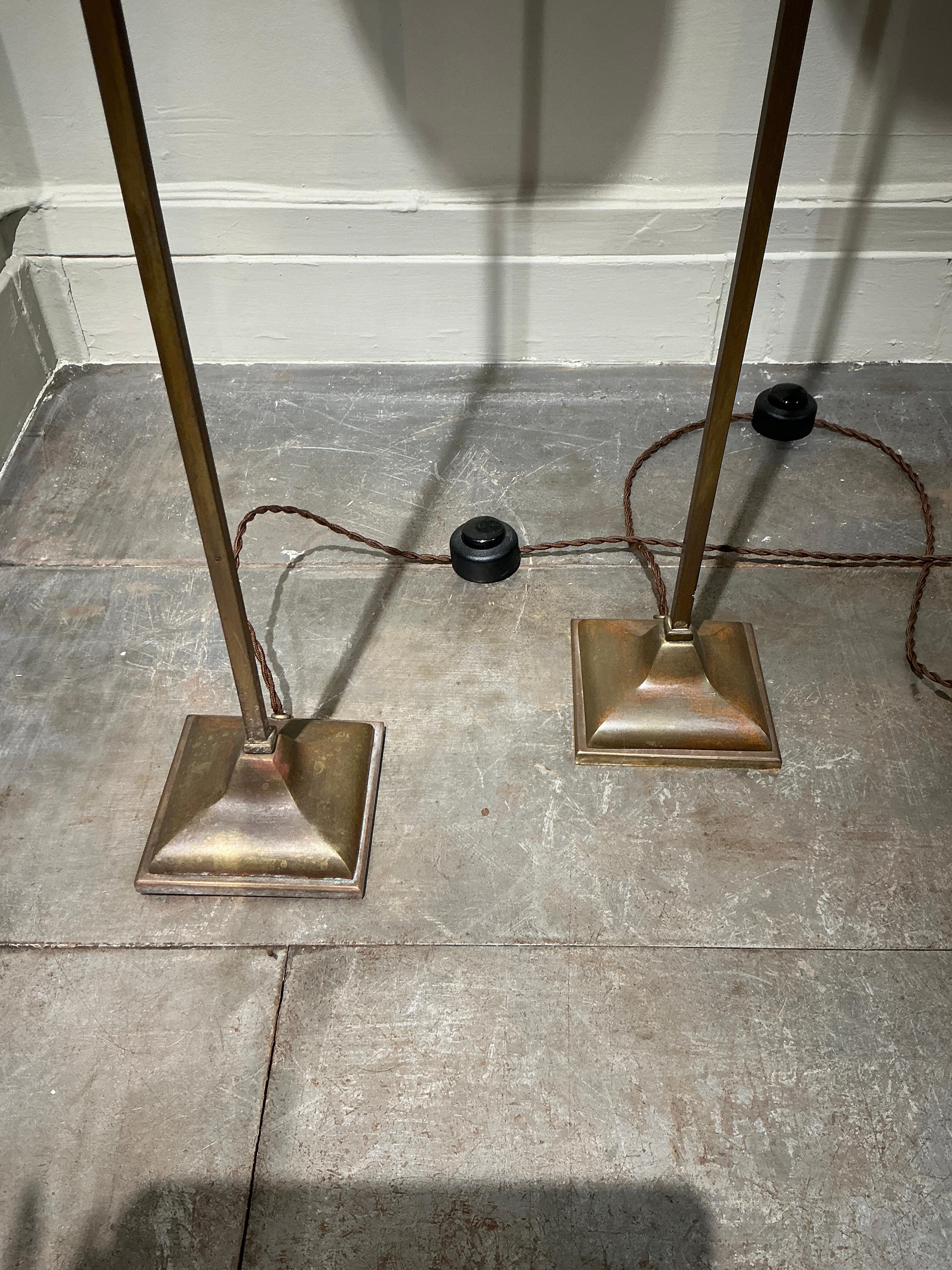 Mid-Century moderno Coppia di lampade da terra in ottone con patina di bronzo Francia circa 1990 in vendita