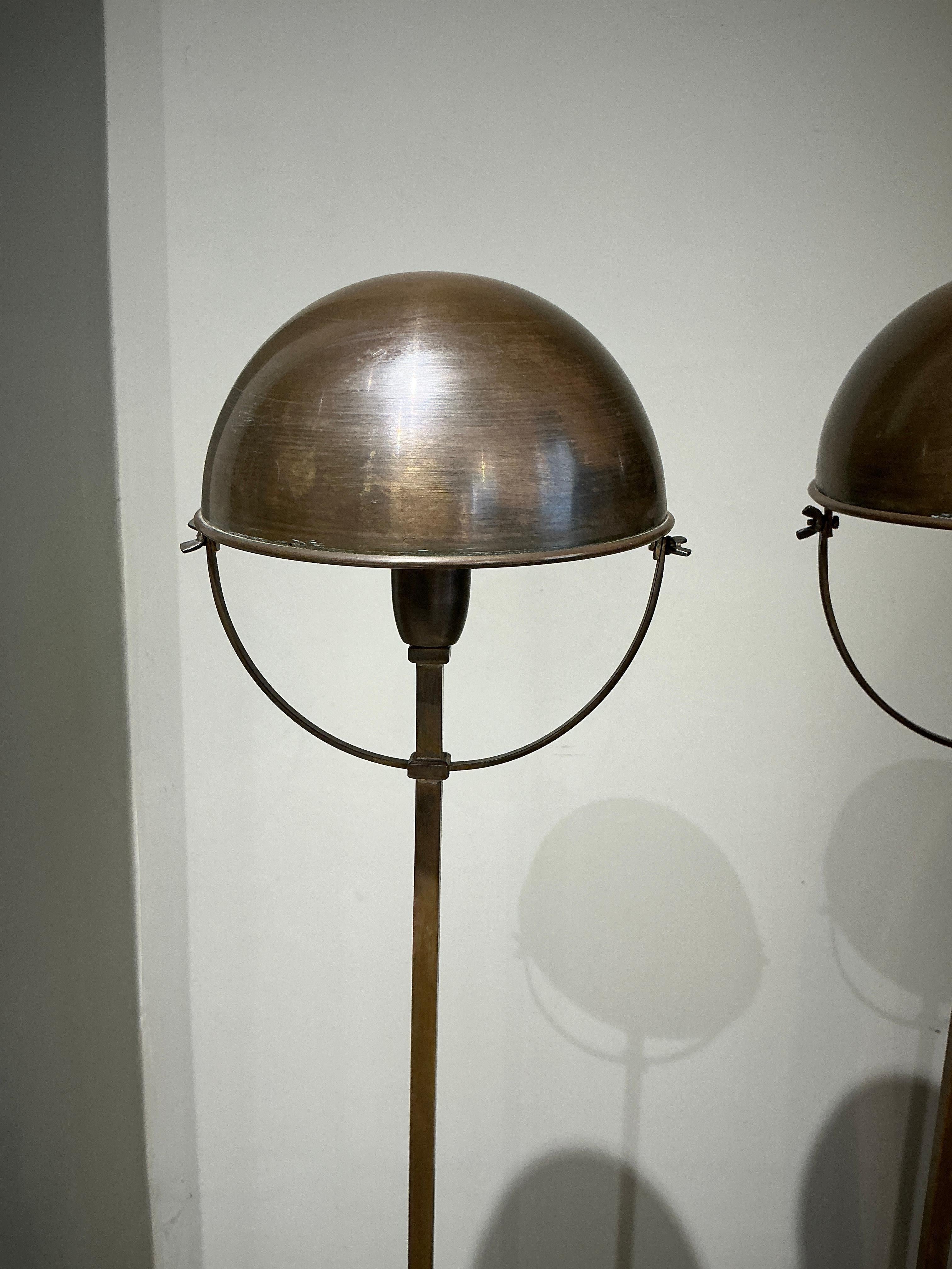 Francese Coppia di lampade da terra in ottone con patina di bronzo Francia circa 1990 in vendita