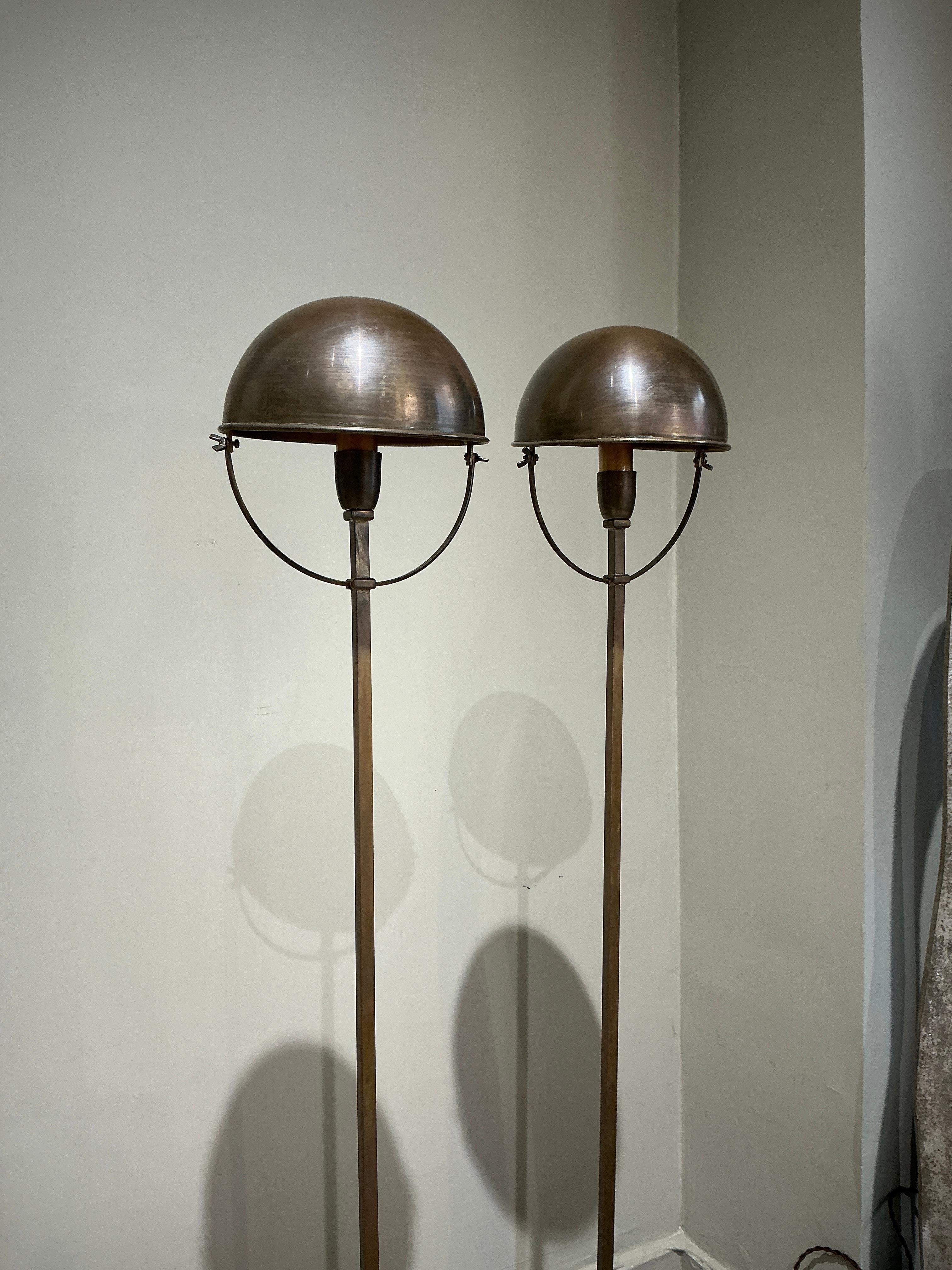 Coppia di lampade da terra in ottone con patina di bronzo Francia circa 1990 In condizioni buone in vendita a PARIS, FR