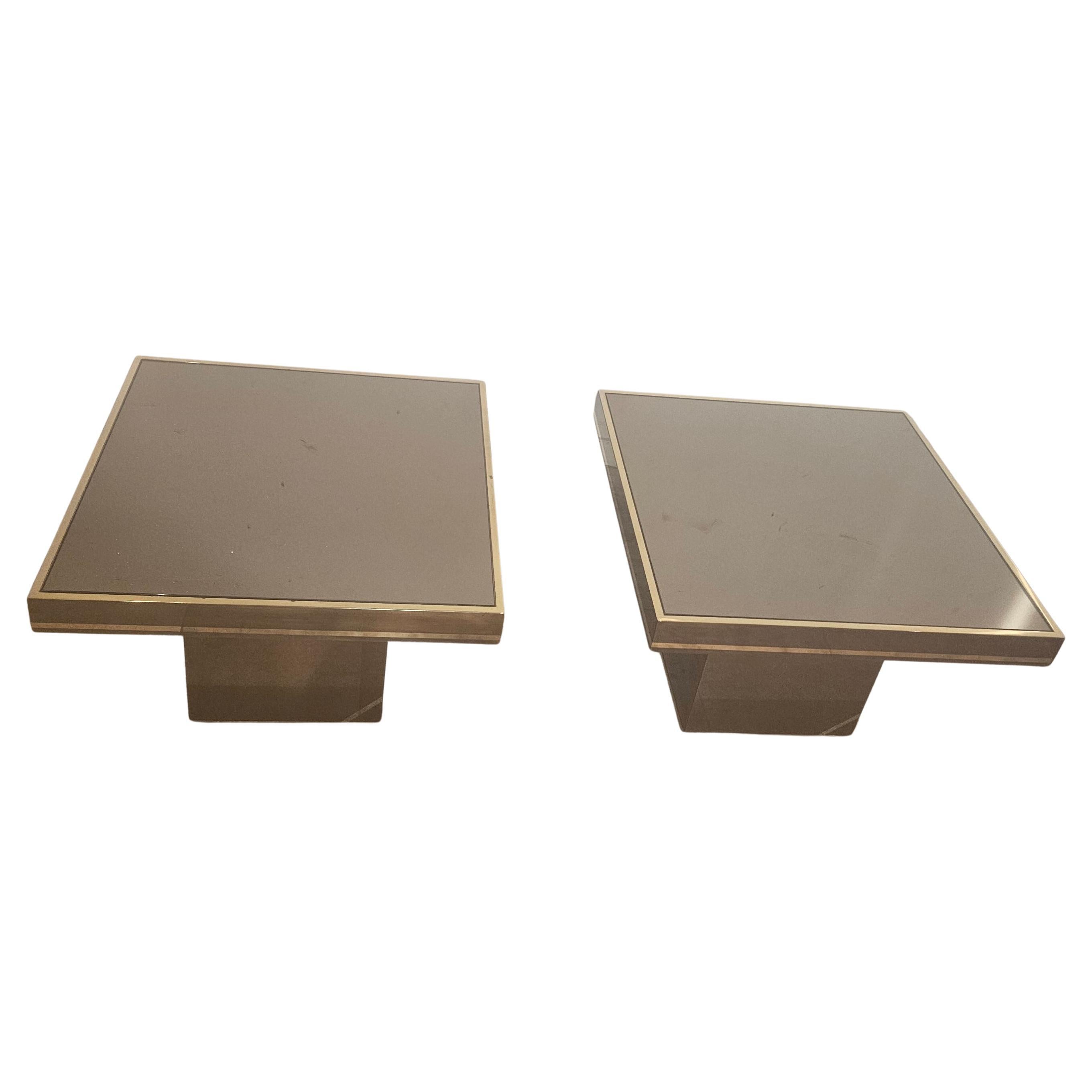 Paar Beistelltische aus patinierter Bronze mit Messingdetails