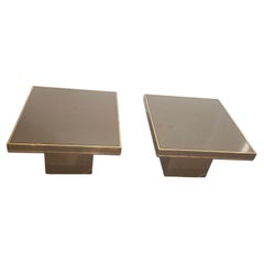 Paar Beistelltische aus patinierter Bronze mit Messingdetails