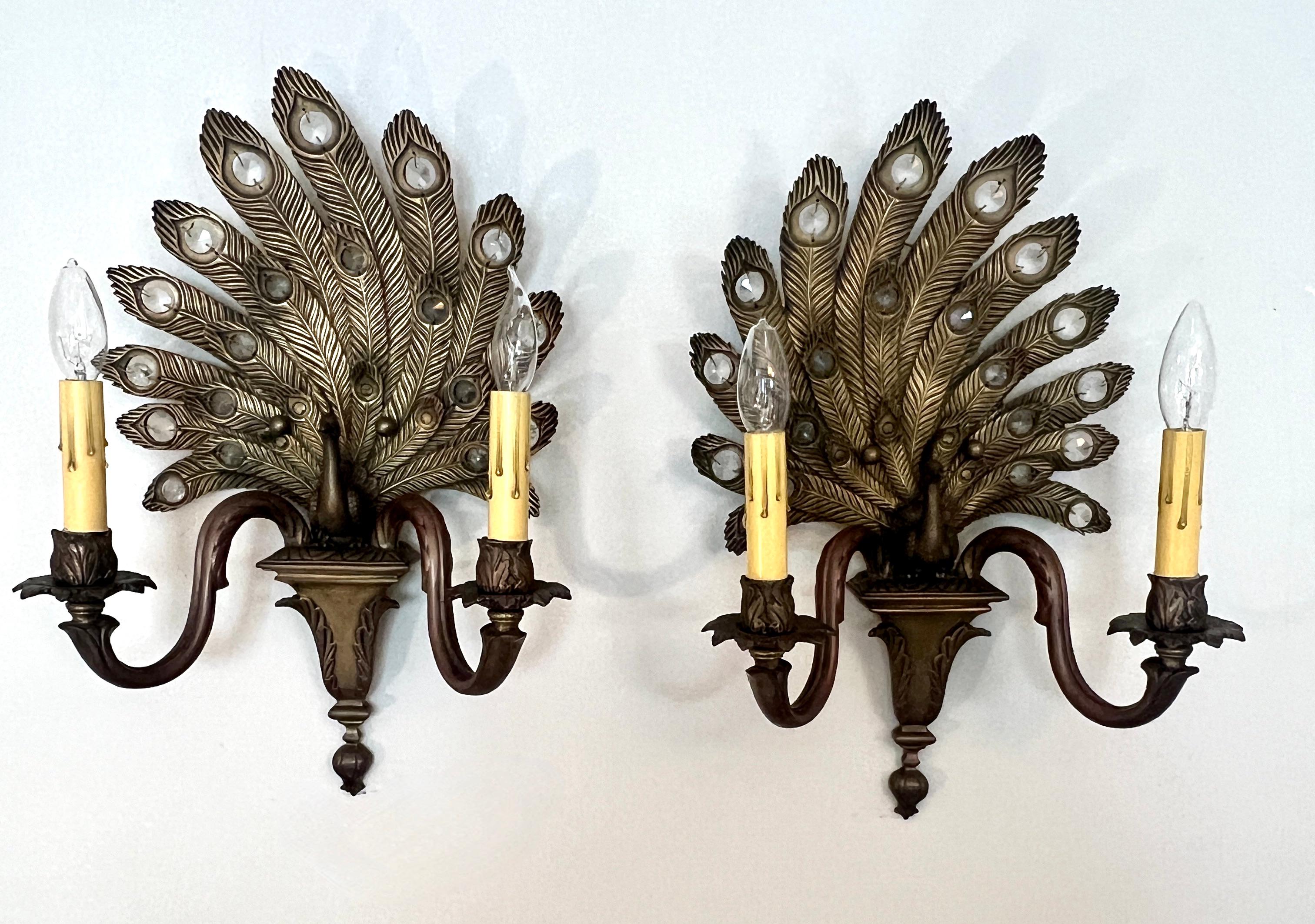Pareja de Apliques Pavo Real de Bronce con Cristal en Plumas y Dos Luces cada uno Art Decó en venta