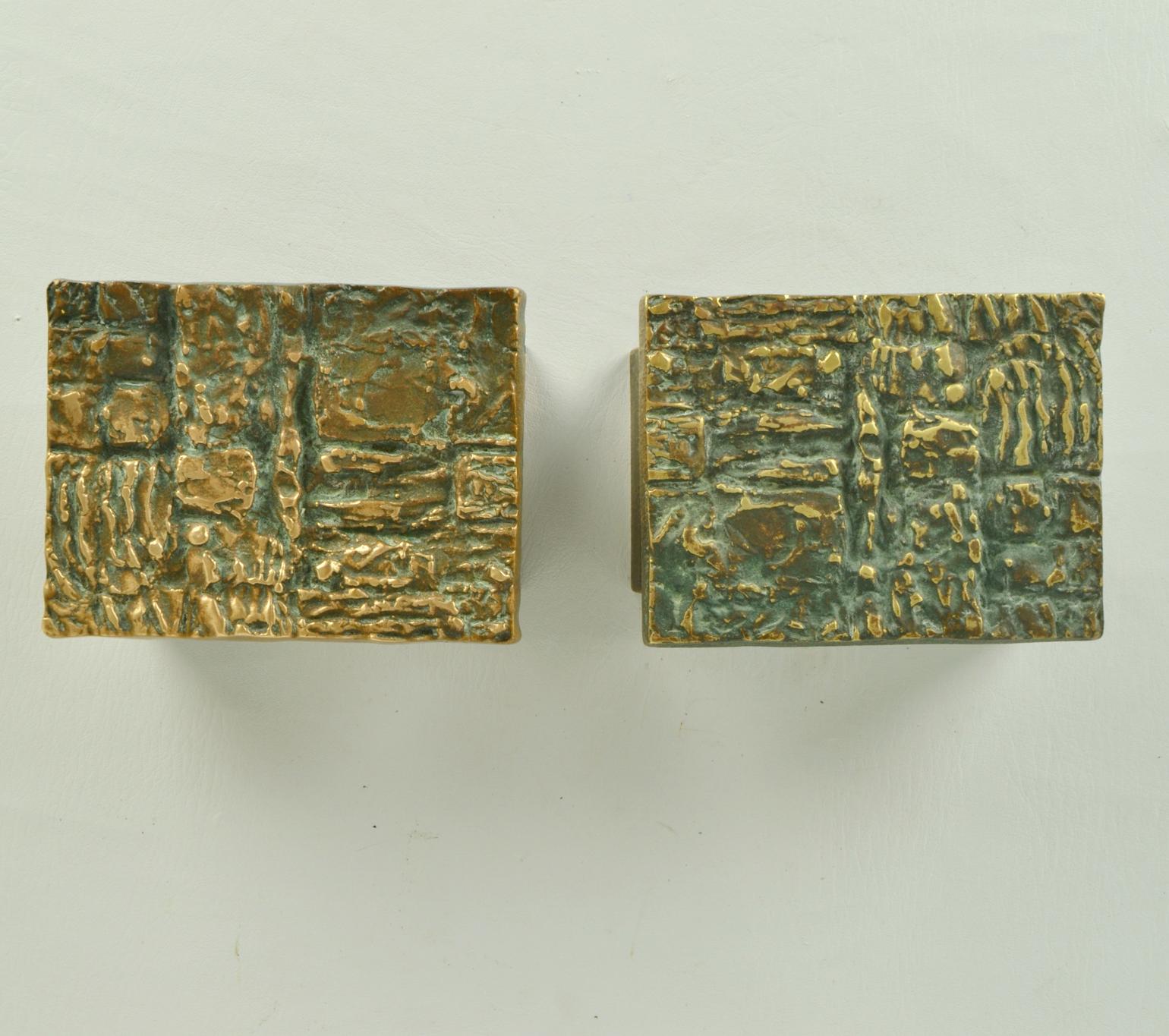 Set of two rectangular horizontal Brutalist bronze door handles with abstract relief and irregular textures, European 1970's. Their relief with original patina is expressive and will give real personality to a house.
These identical handles can be