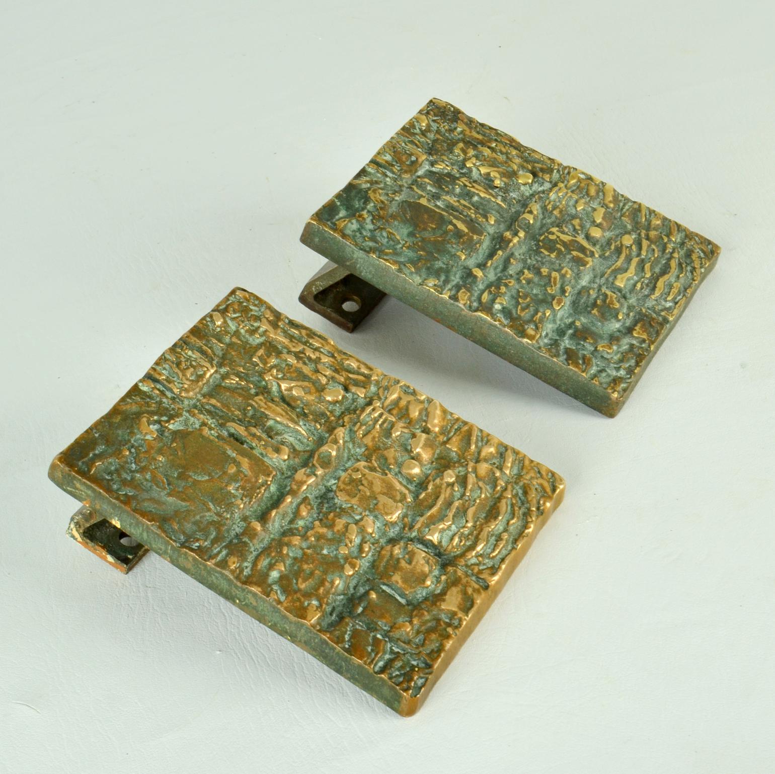 Bronze Paire de poignées de porte push-pull rectangulaires avec relief brutaliste en vente