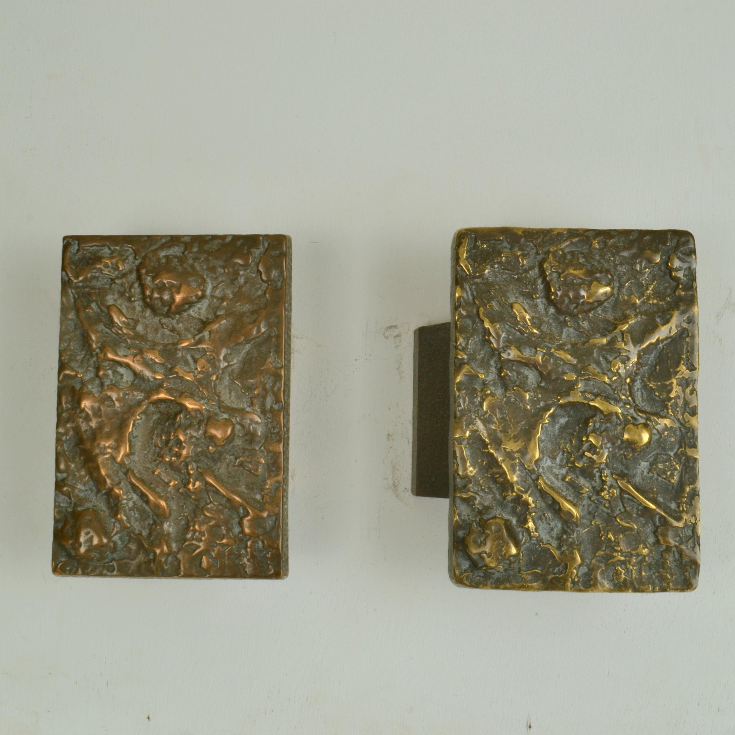Set of two rectangular bronze door handles with abstract Brutalist relief and irregular textures, European 1970s. Their relief with original patina is expressive and will give real personality to a house.
These identical handles can be applied