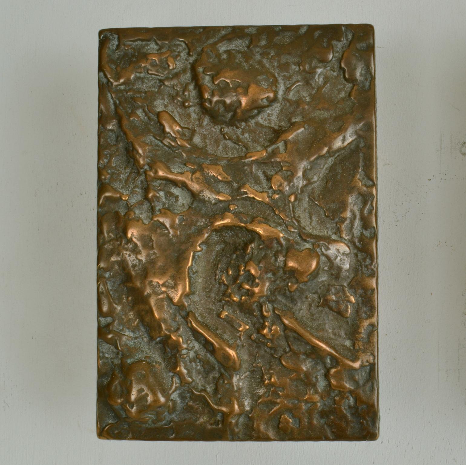 Moulage Paire de poignées de porte à poussoir architecturales en bronze avec relief abstrait en vente