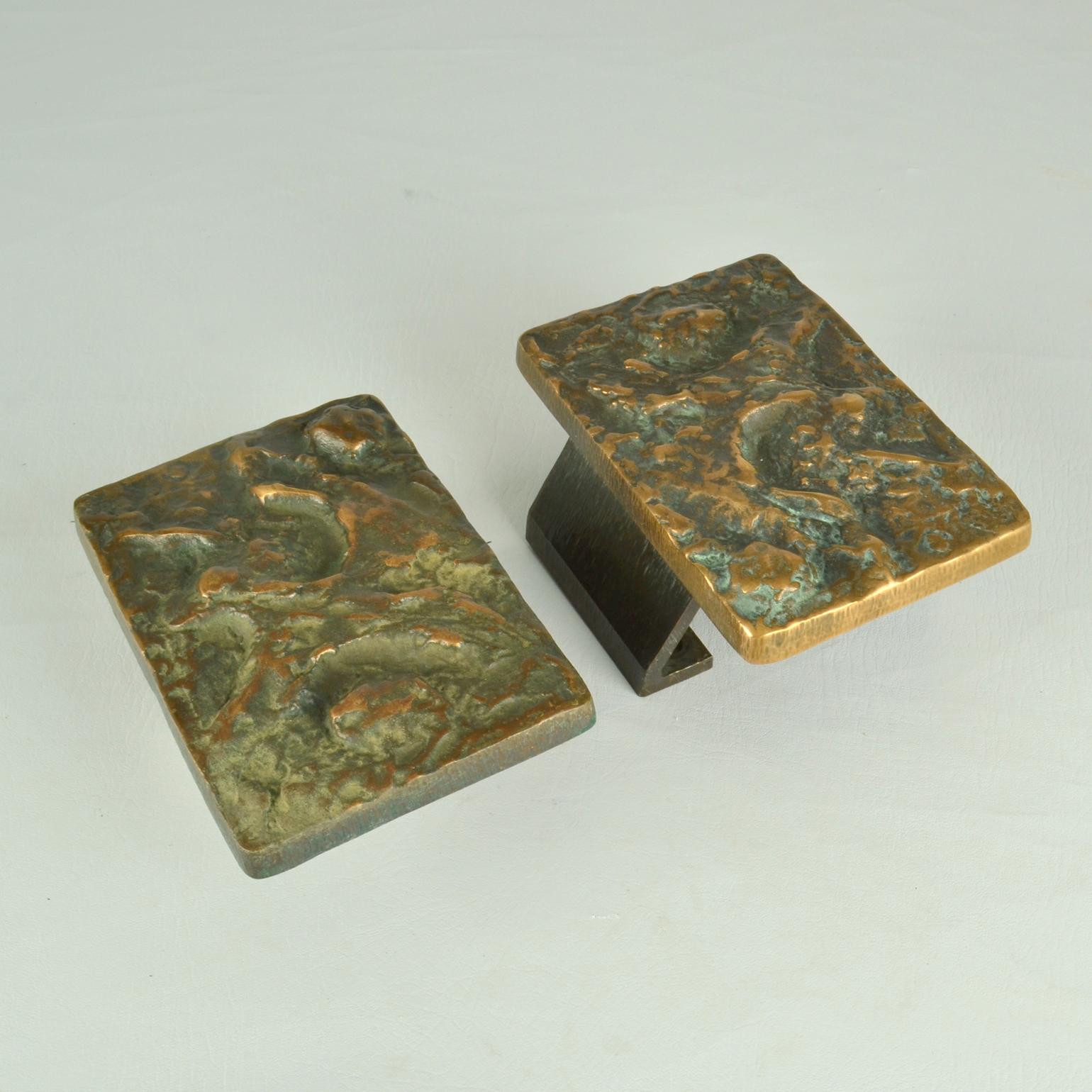 Ensemble de deux poignées de porte rectangulaires en bronze brutalistes avec relief abstrait et textures irrégulières, Europe, années 1970. Leur relief à la patine d'origine est expressif et donnera une vraie personnalité à une maison.
Ces poignées