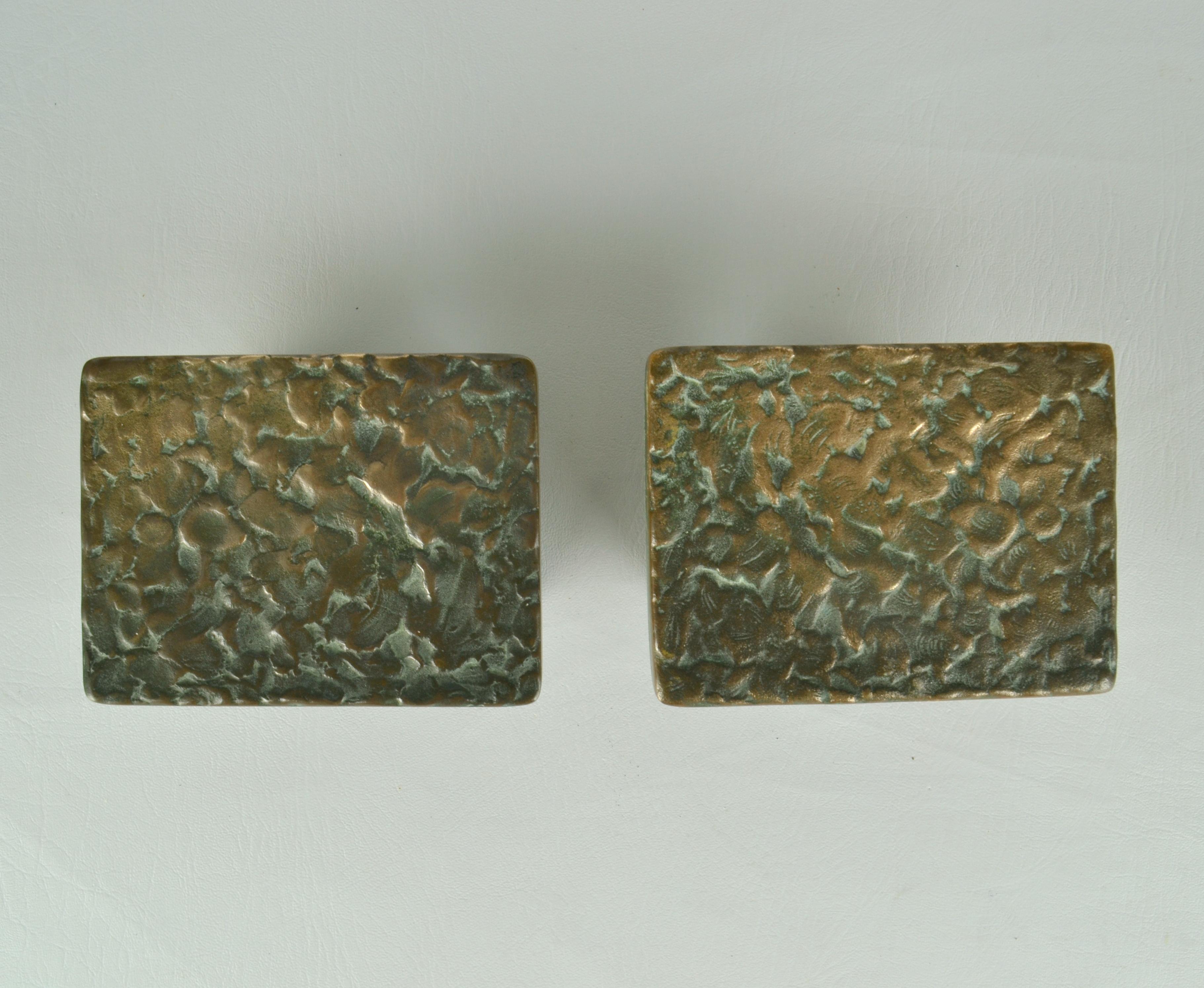Brutalisme Paire de poignées de porte à poussoir architecturales en bronze avec relief abstrait en vente