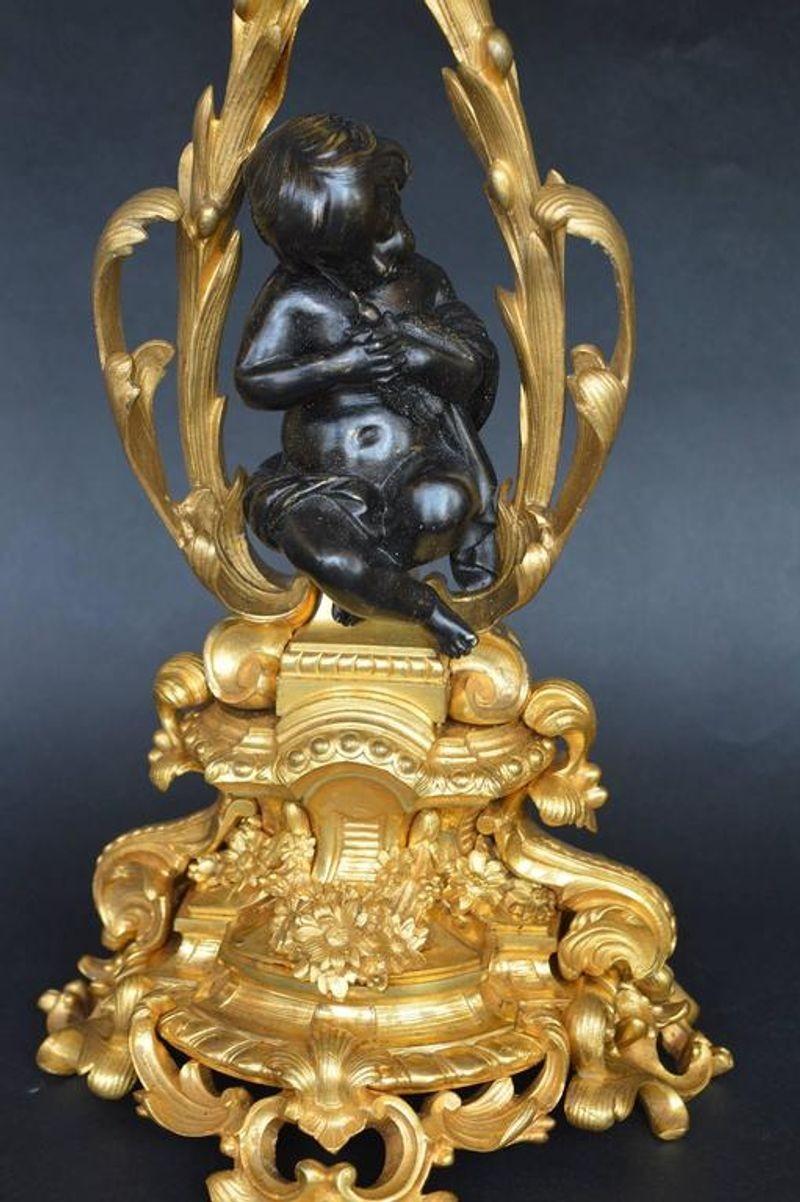 XIXe siècle Paire de candélabres Putti en bronze en vente