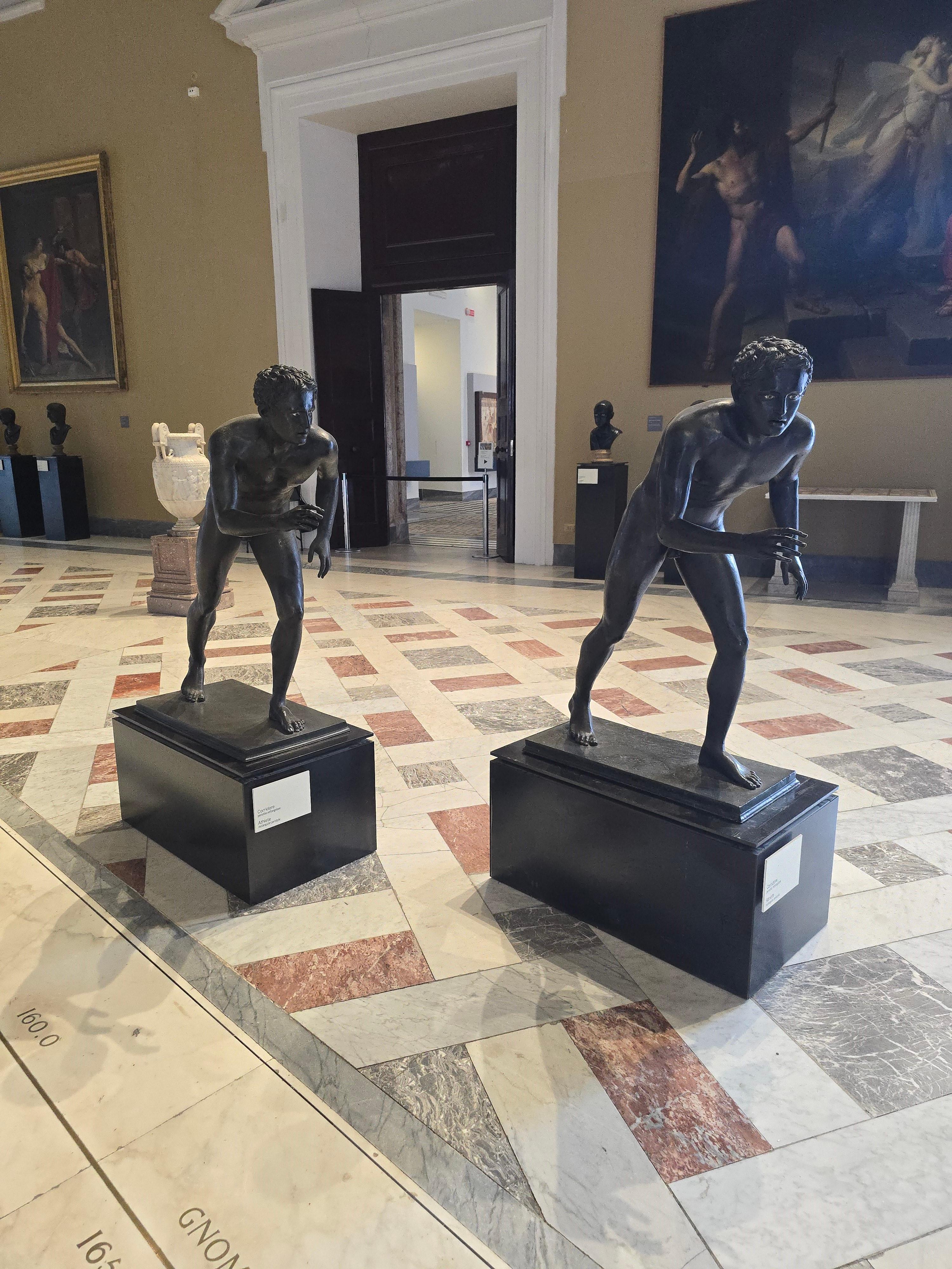 Außergewöhnliche Reproduktion des berühmten Paars bronzener Läuferstatuen, die in der Villa der Papyri in Herculaneum entdeckt wurden und sich heute im Archäologischen Nationalmuseum von Neapel befinden. Diese Figuren sind römische Kopien aus dem 1.
