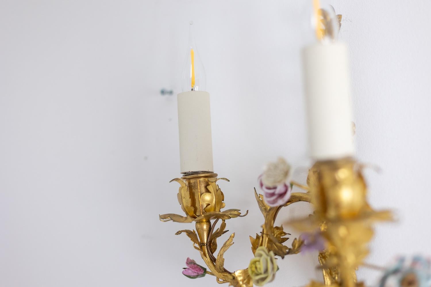 Coppia di appliques in bronzo decorate con fiori. Circa 1880. in vendita 4