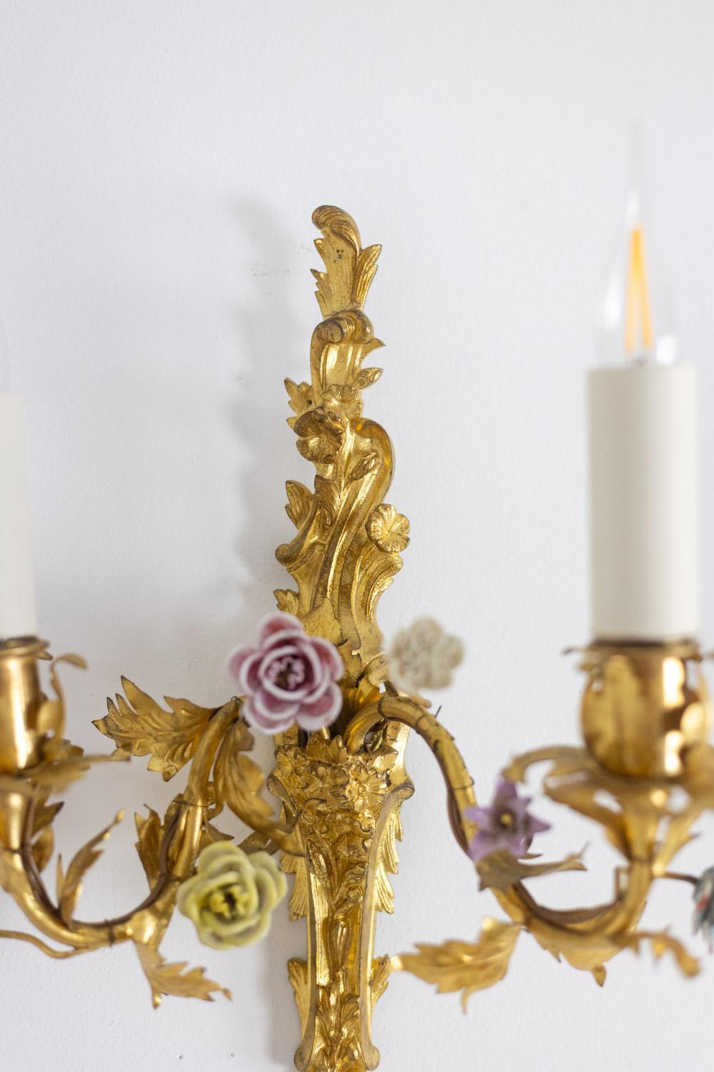 Coppia di appliques in bronzo decorate con fiori. Circa 1880. in vendita 5