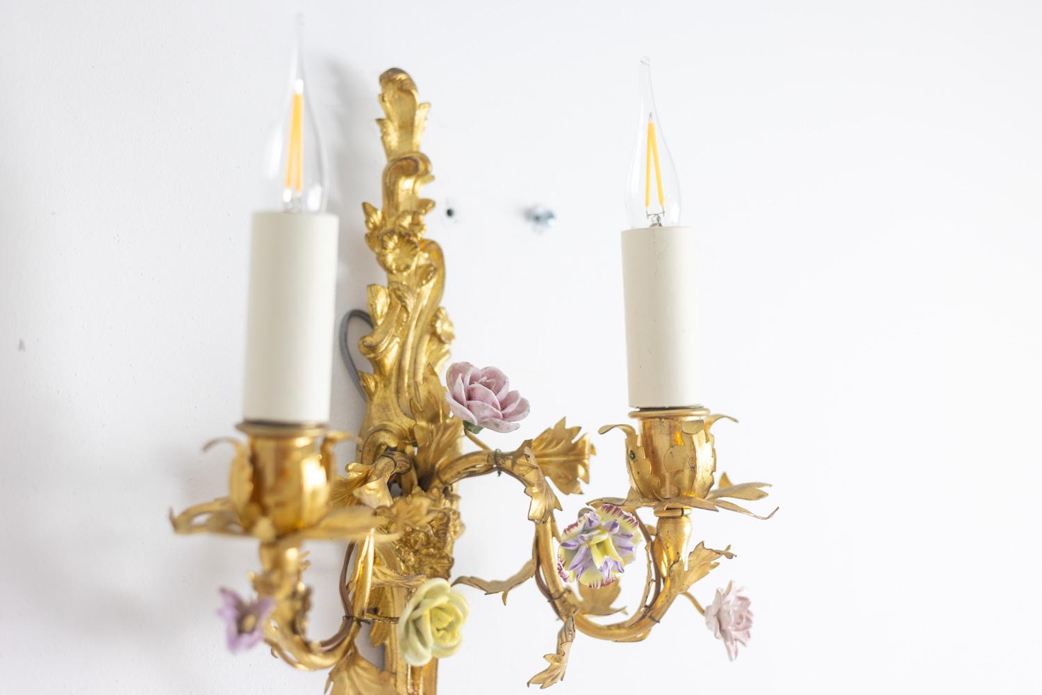 Francese Coppia di appliques in bronzo decorate con fiori. Circa 1880. in vendita