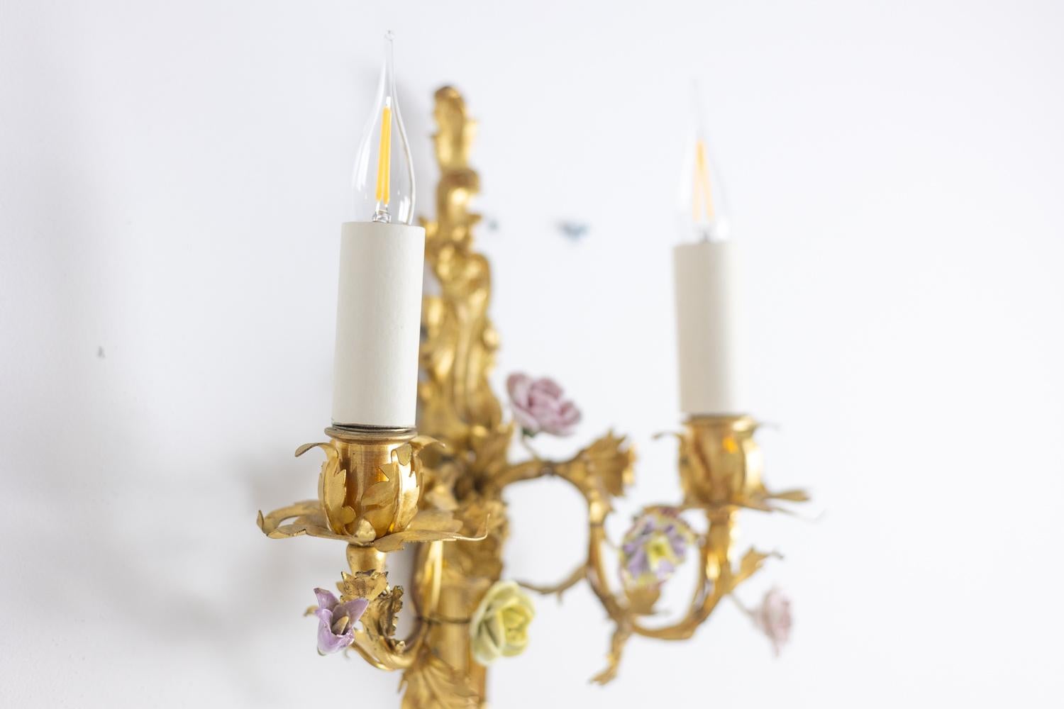 Coppia di appliques in bronzo decorate con fiori. Circa 1880. In condizioni ottime in vendita a Saint-Ouen, FR