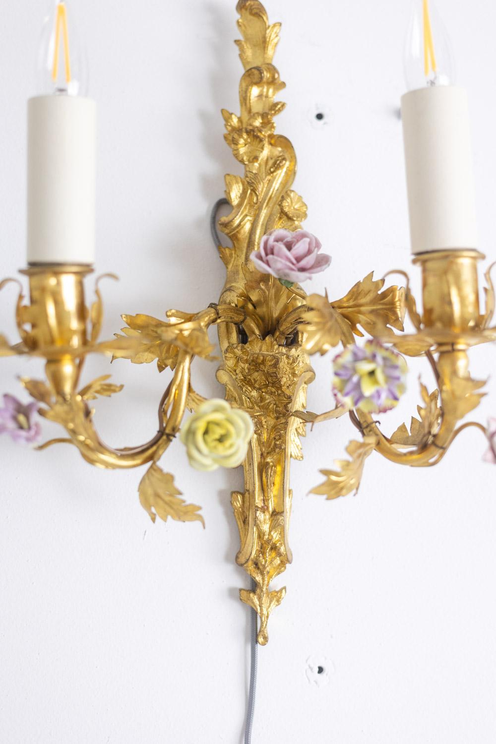 Fine XIX secolo Coppia di appliques in bronzo decorate con fiori. Circa 1880. in vendita