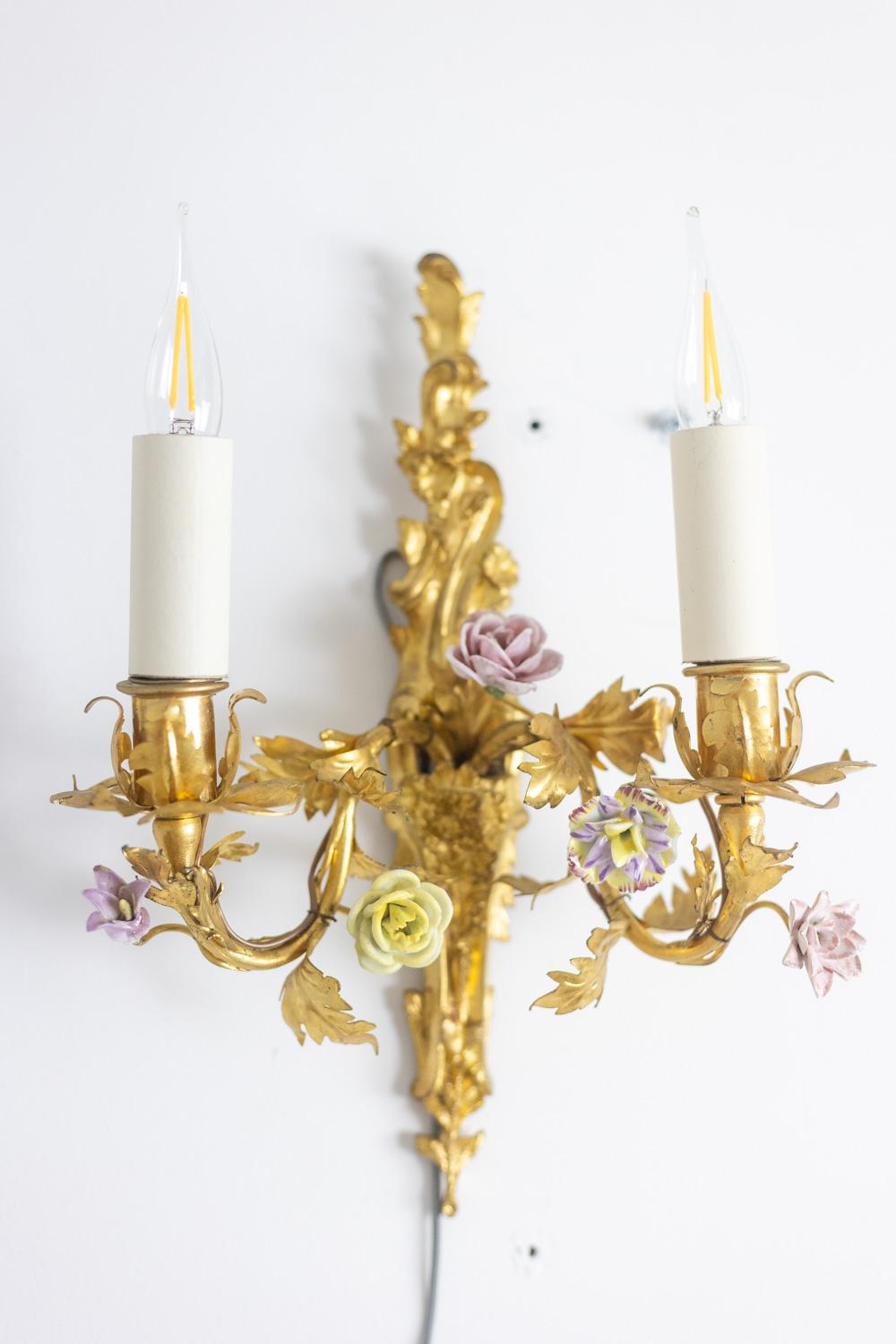 Bronzo Coppia di appliques in bronzo decorate con fiori. Circa 1880. in vendita