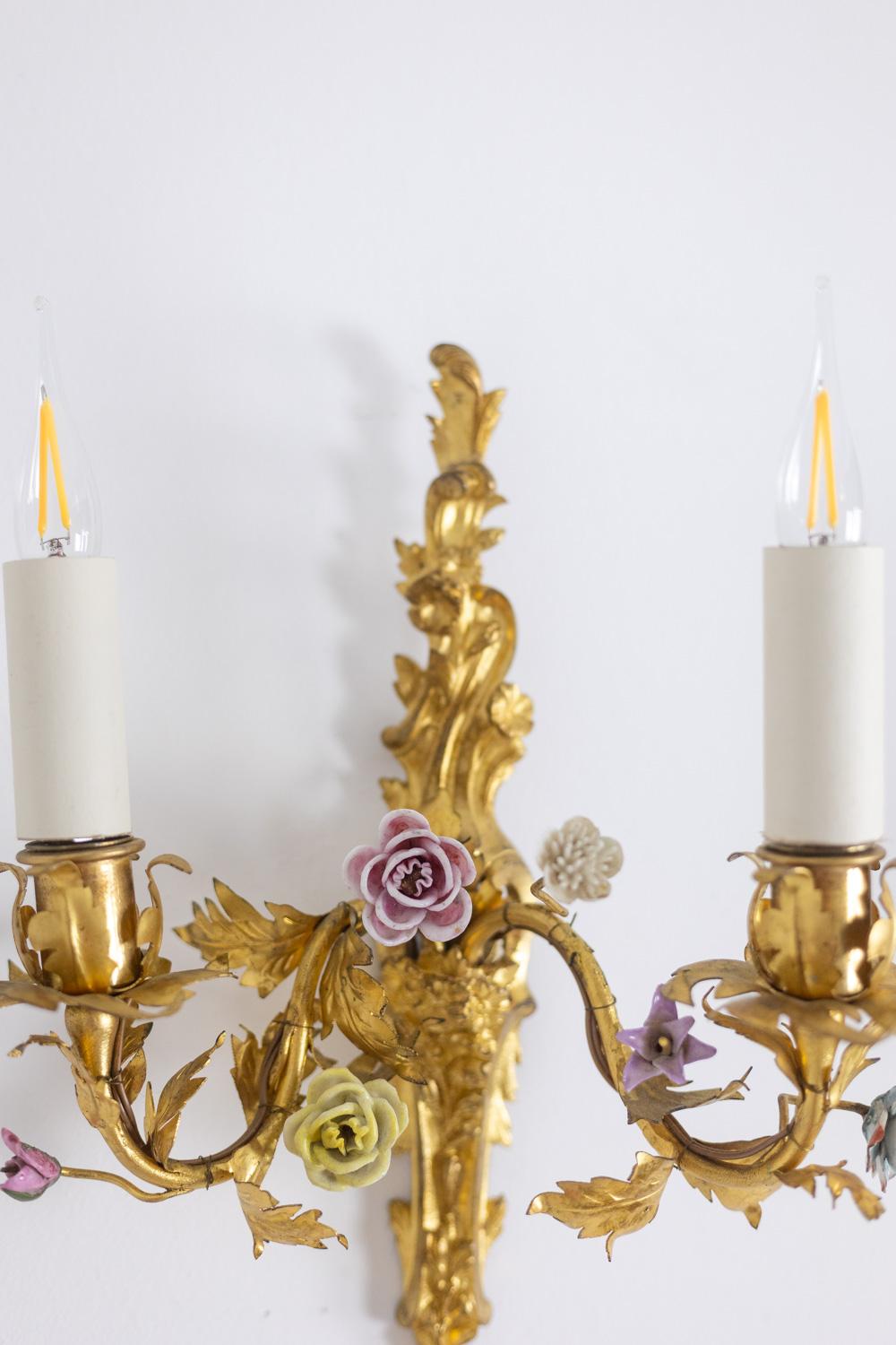Coppia di appliques in bronzo decorate con fiori. Circa 1880. in vendita 1