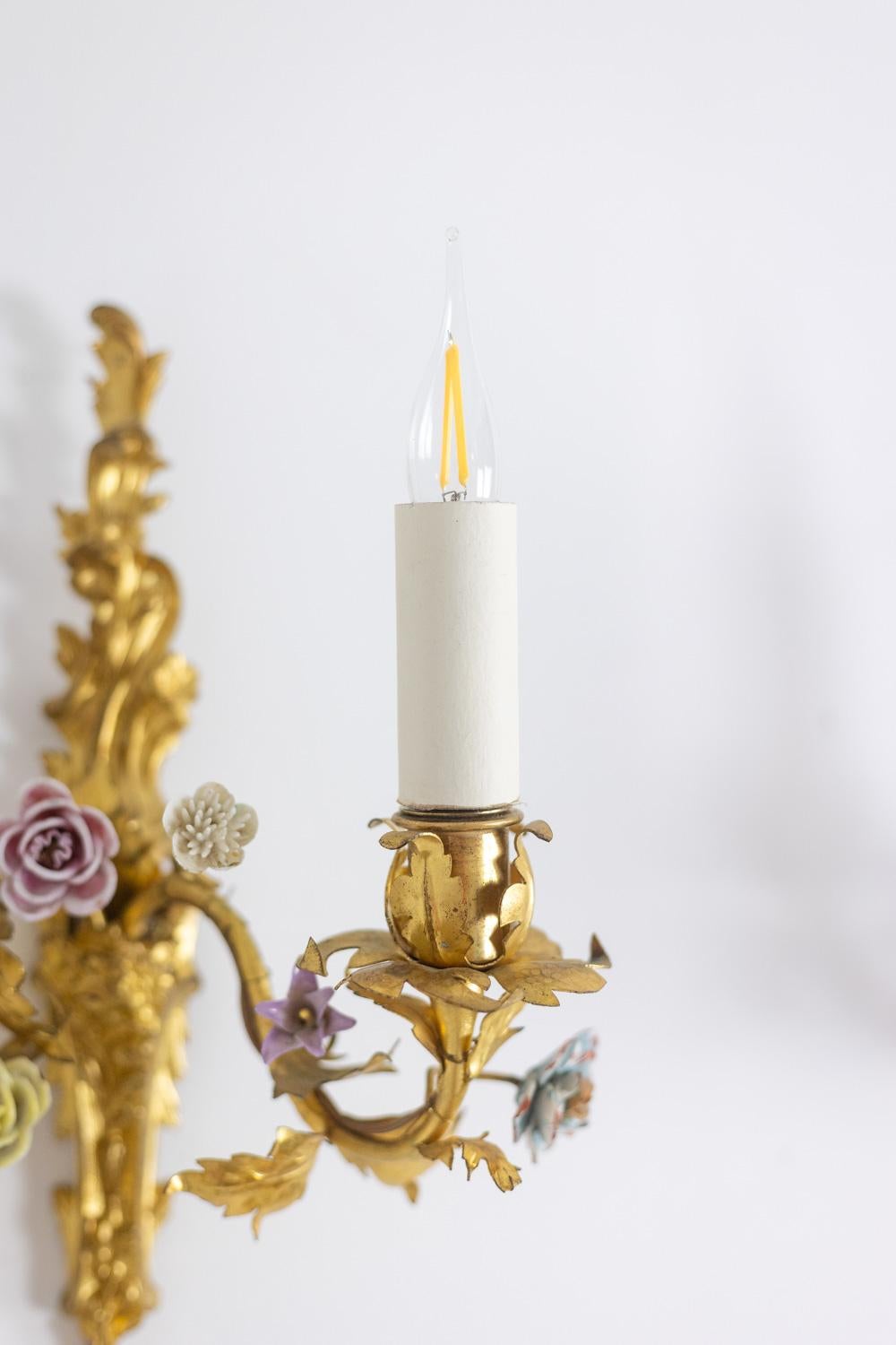Coppia di appliques in bronzo decorate con fiori. Circa 1880. in vendita 2