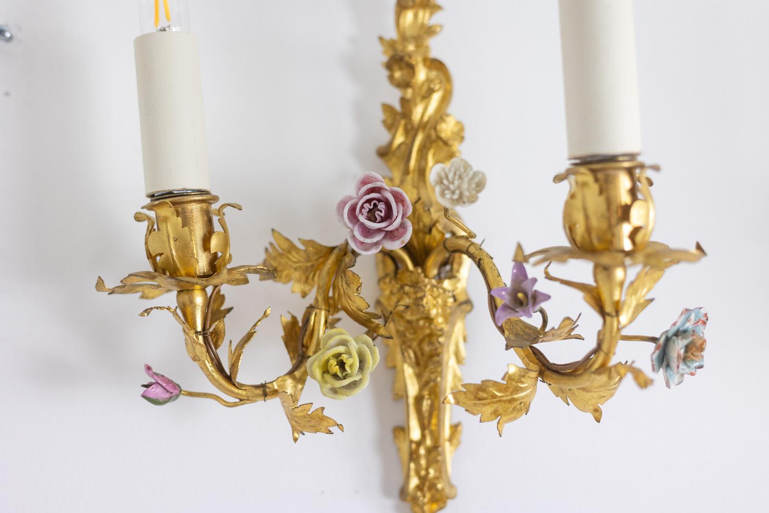 Coppia di appliques in bronzo decorate con fiori. Circa 1880. in vendita 3