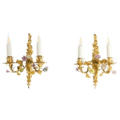Coppia di appliques in bronzo decorate con fiori. Circa 1880.