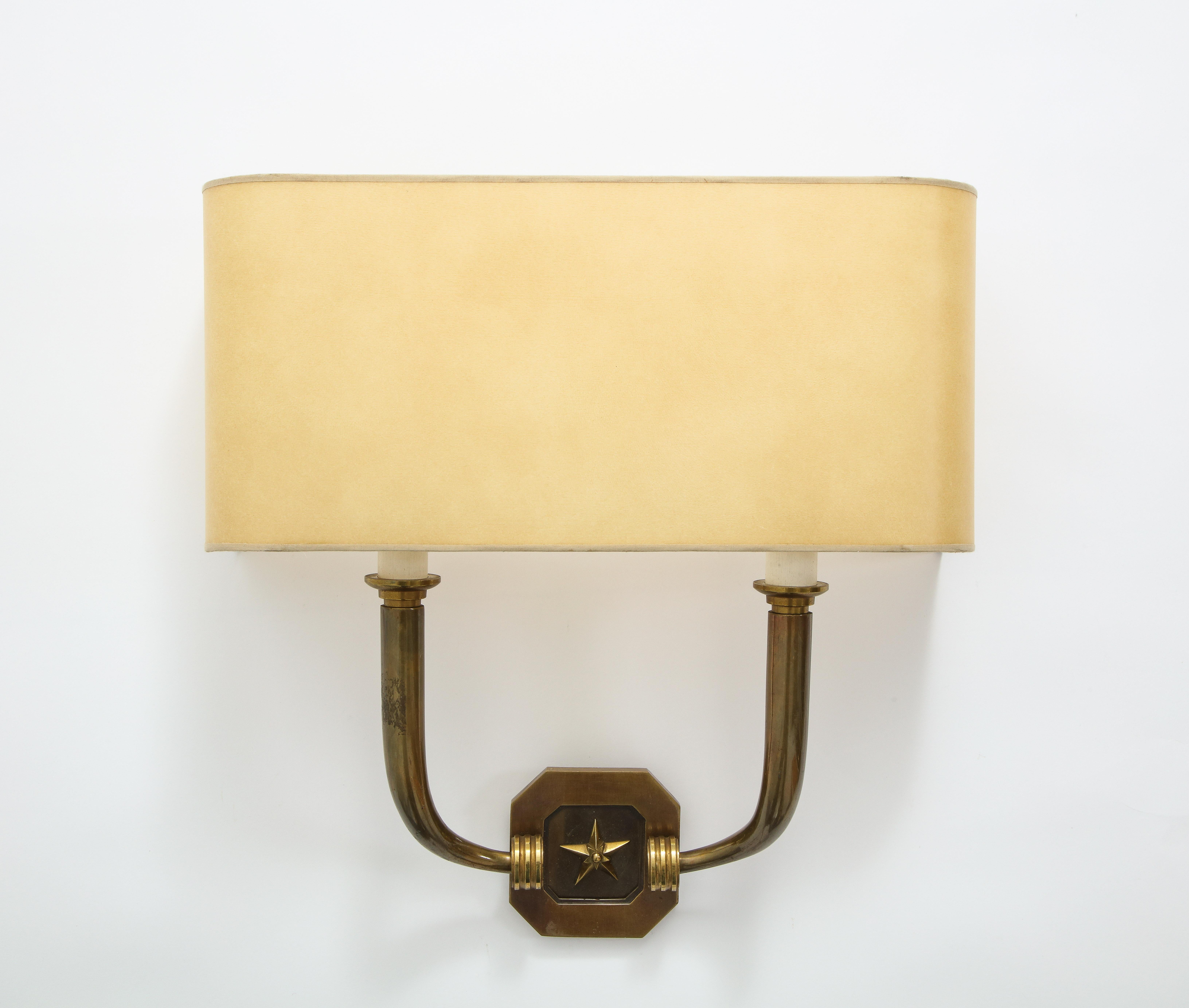 Elegante coppia di appliques in bronzo degli anni '40, che ricordano Poillerat. Ricablata.
*I paralumi non sono inclusi ma sono disponibili su richiesta.