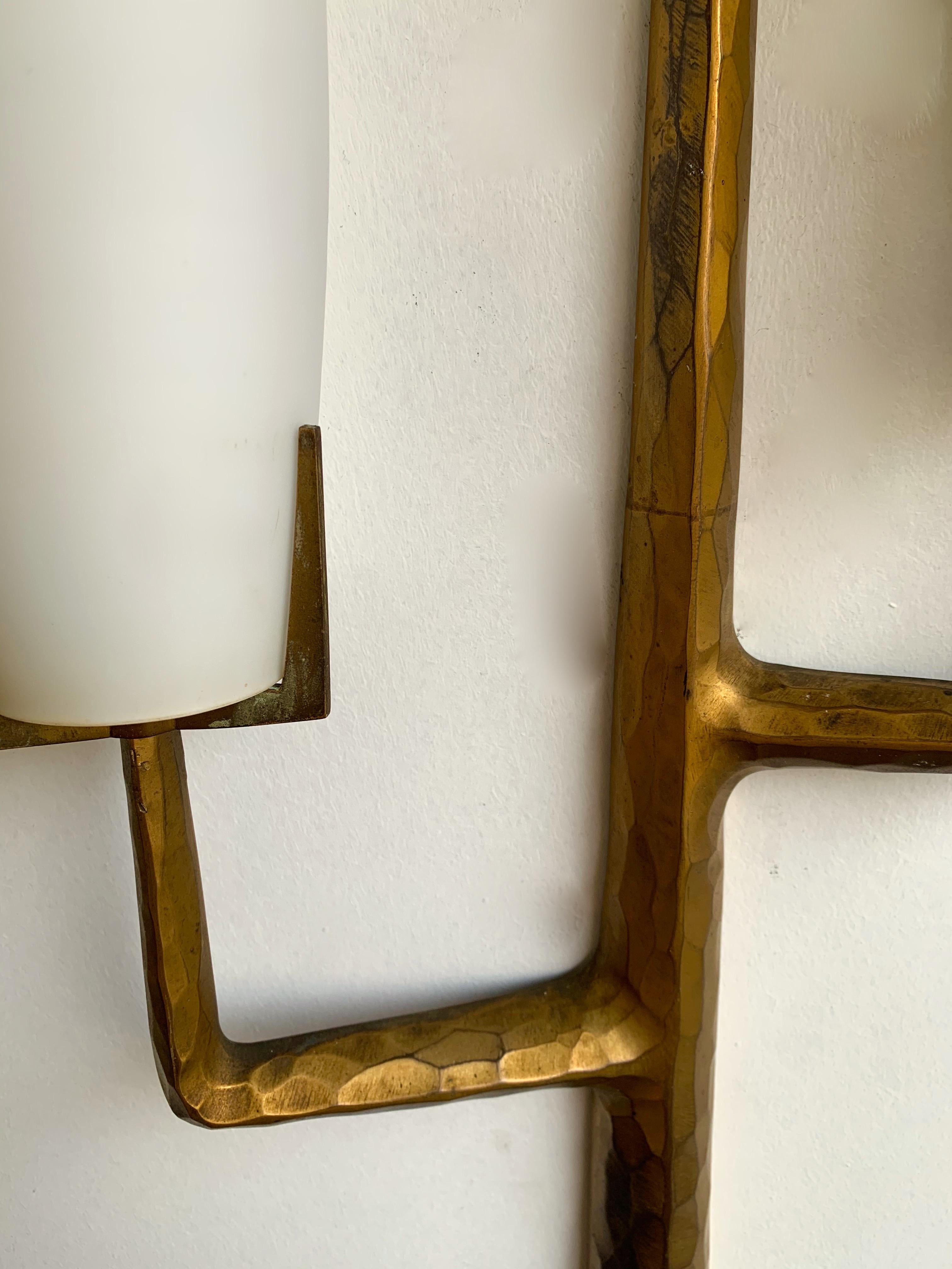 Sehr seltene 3 Lichter Paar Wandleuchte Leuchten Wandleuchter vergoldeter Bronze von Maison Arlus:: sehr interessant und skulpturale Modell auf Felix Agostini Zeichnung für die Herstellung basiert. Es handelt sich um eine bekannte Manufaktur wie