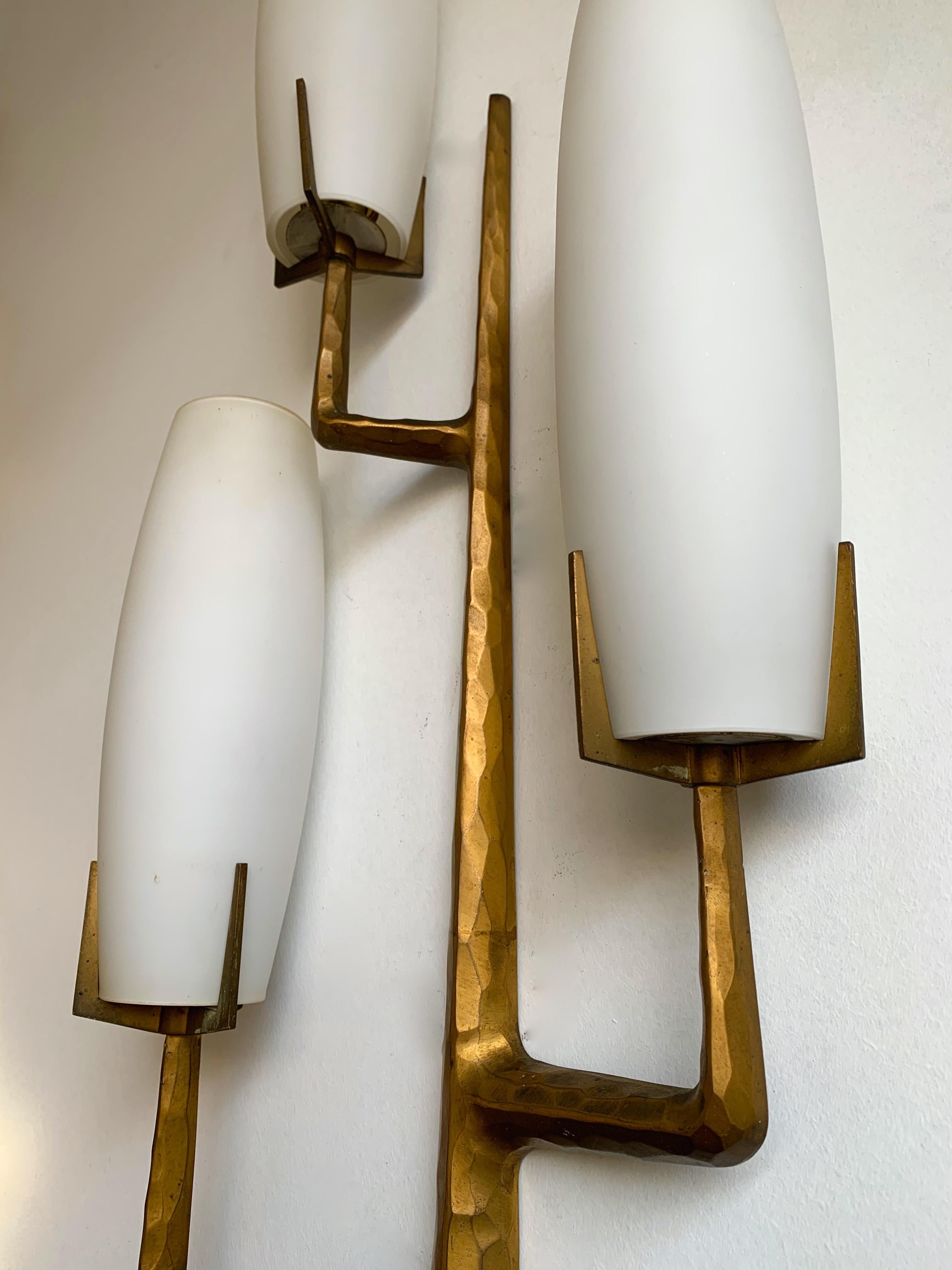 Paar Bronzewandleuchter aus Opalglas von Maison Arlus:: Frankreich:: 1960er Jahre (Französisch)