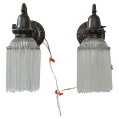 Paar Bronzewandleuchten mit ungewöhnlichen dreieckigen Prismen aus Kristallglas ca. 1920