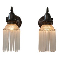 Paar Bronzewandleuchten mit ungewöhnlichen dreieckigen Prismen aus Kristallglas ca. 1920