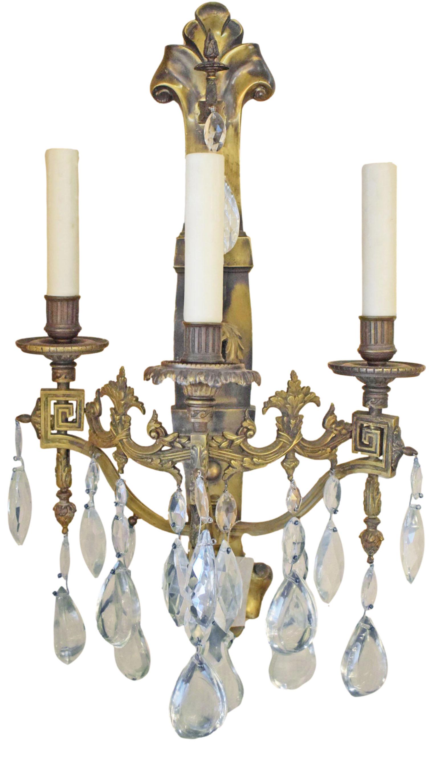 Francese Coppia di lampade in bronzo con pendenti in cristallo in vendita